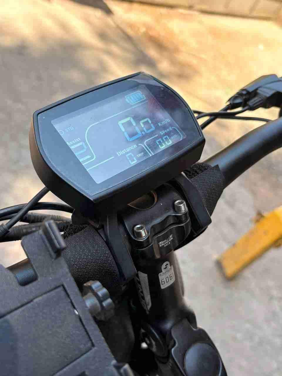 Scooter eléctrico negro - miniatura 2