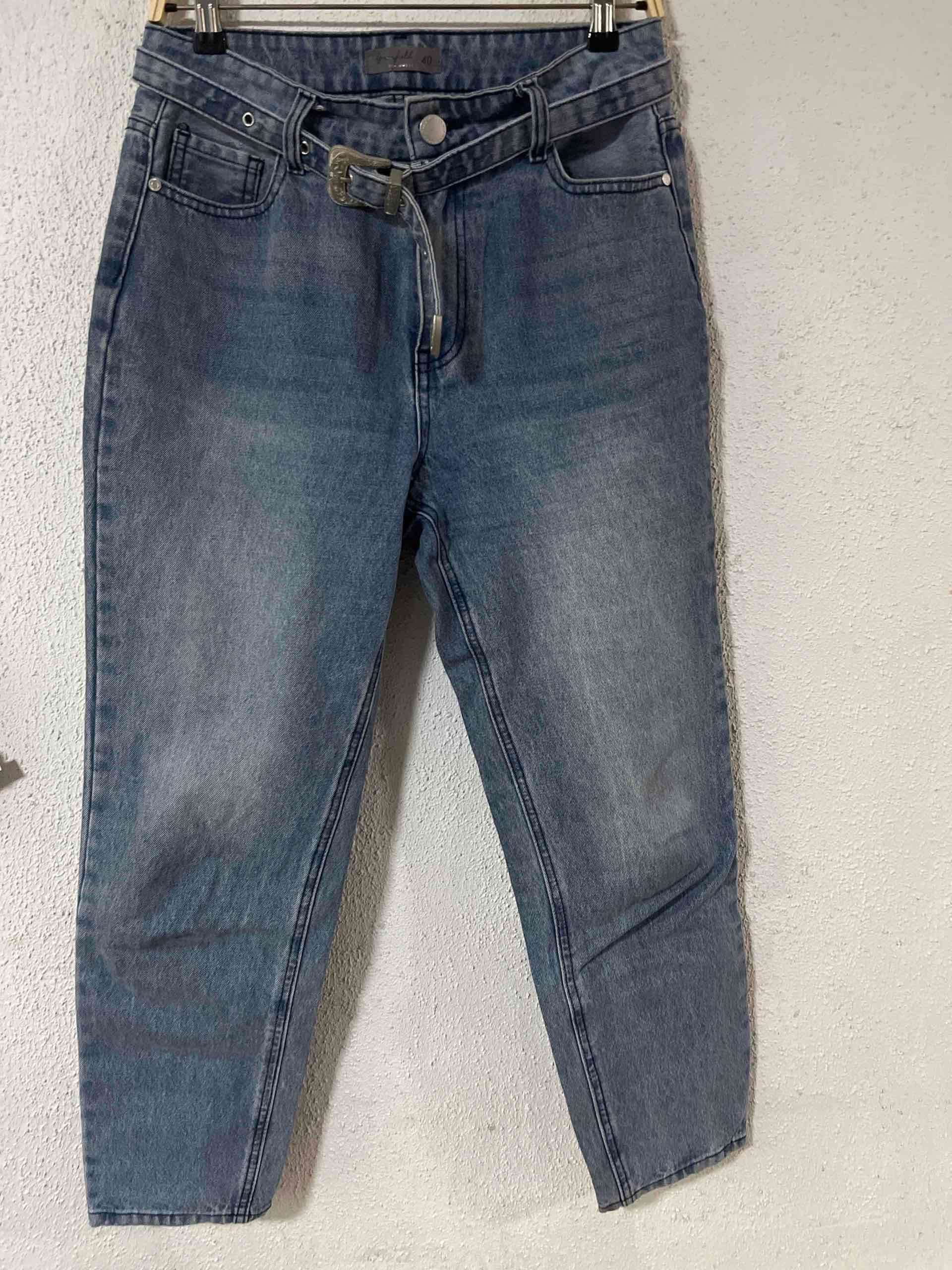 Jeans azul con cinturón