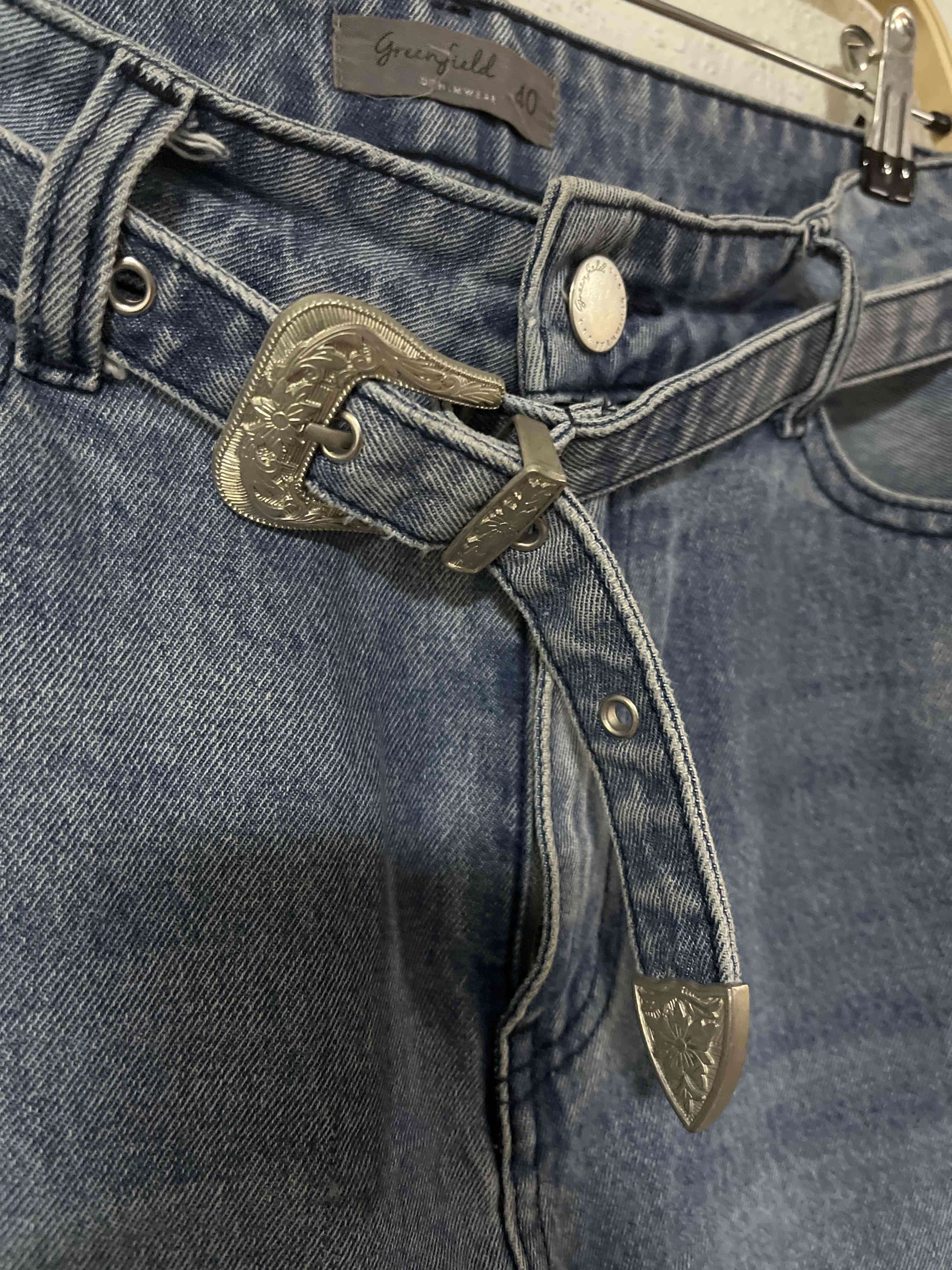 Jeans azul con cinturón - miniatura 2