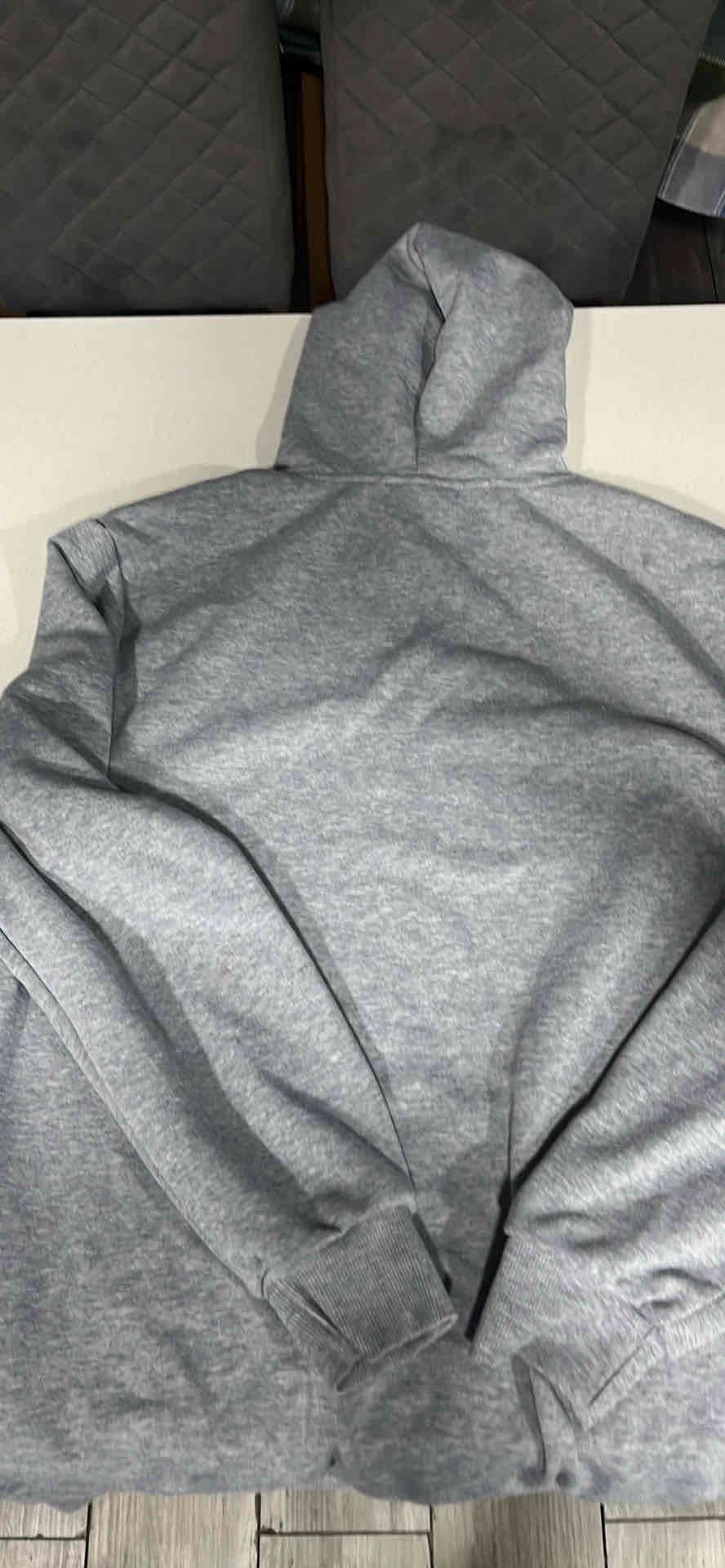 Polerón gris con capucha - miniatura 3