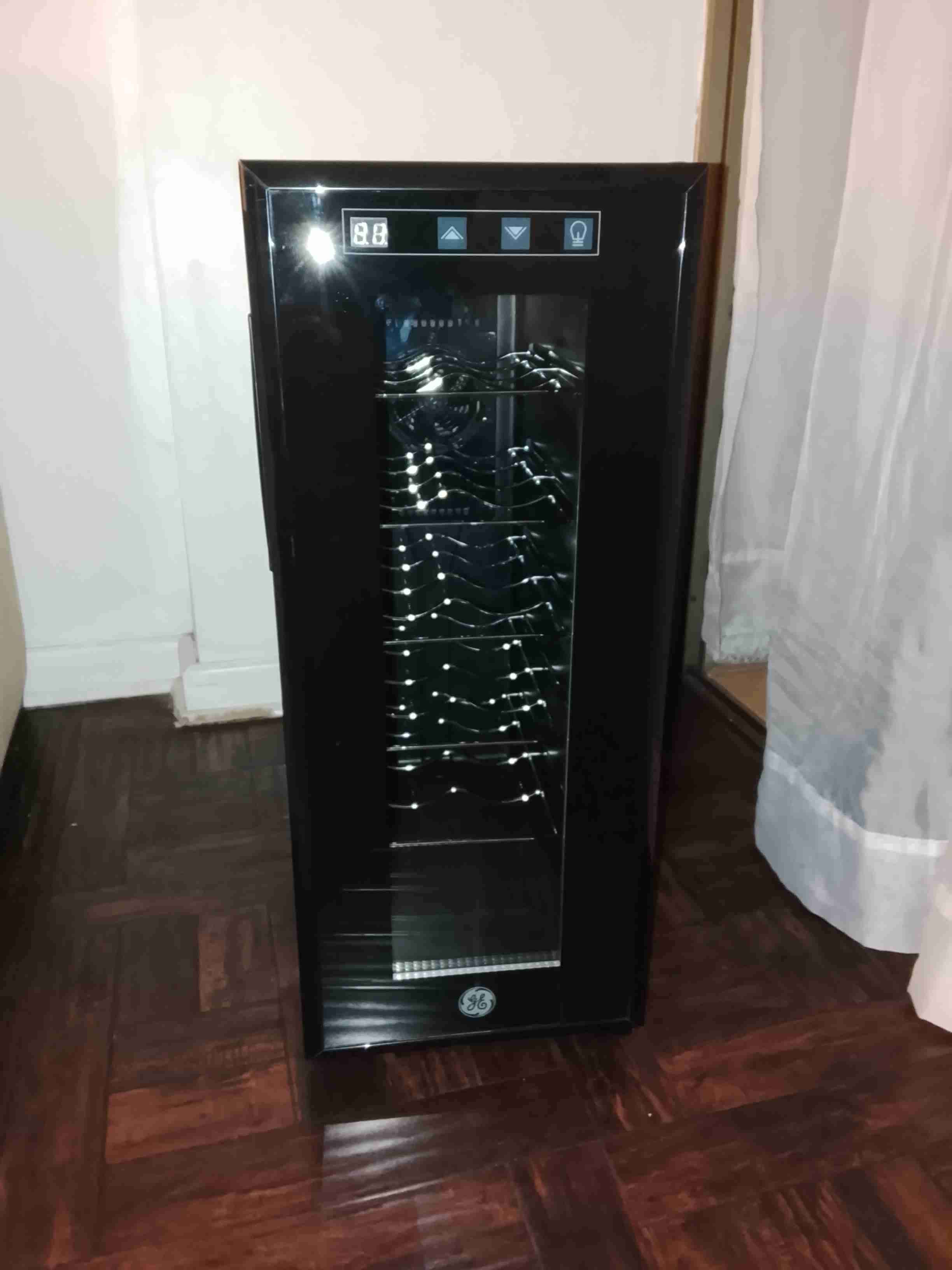 Cava de vinos GE negro