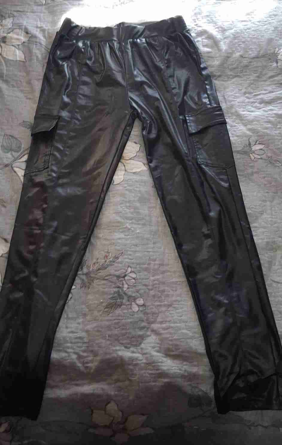 Pantalones cargo negros cuero sintético
