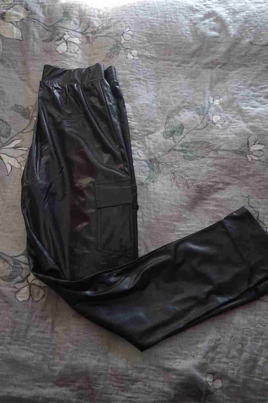 Pantalones cargo negros cuero sintético - miniatura 2