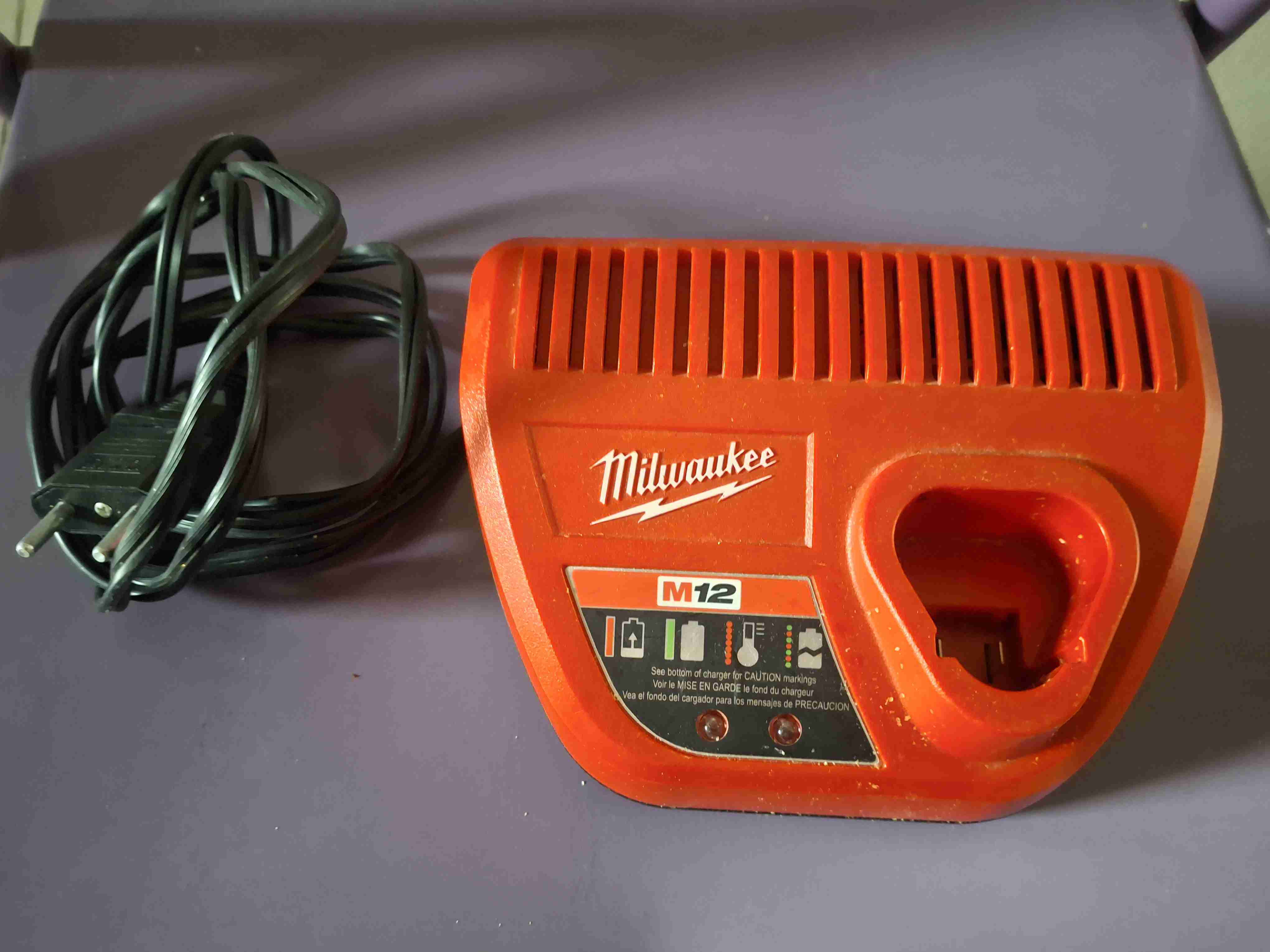 Cargador Milwaukee M12