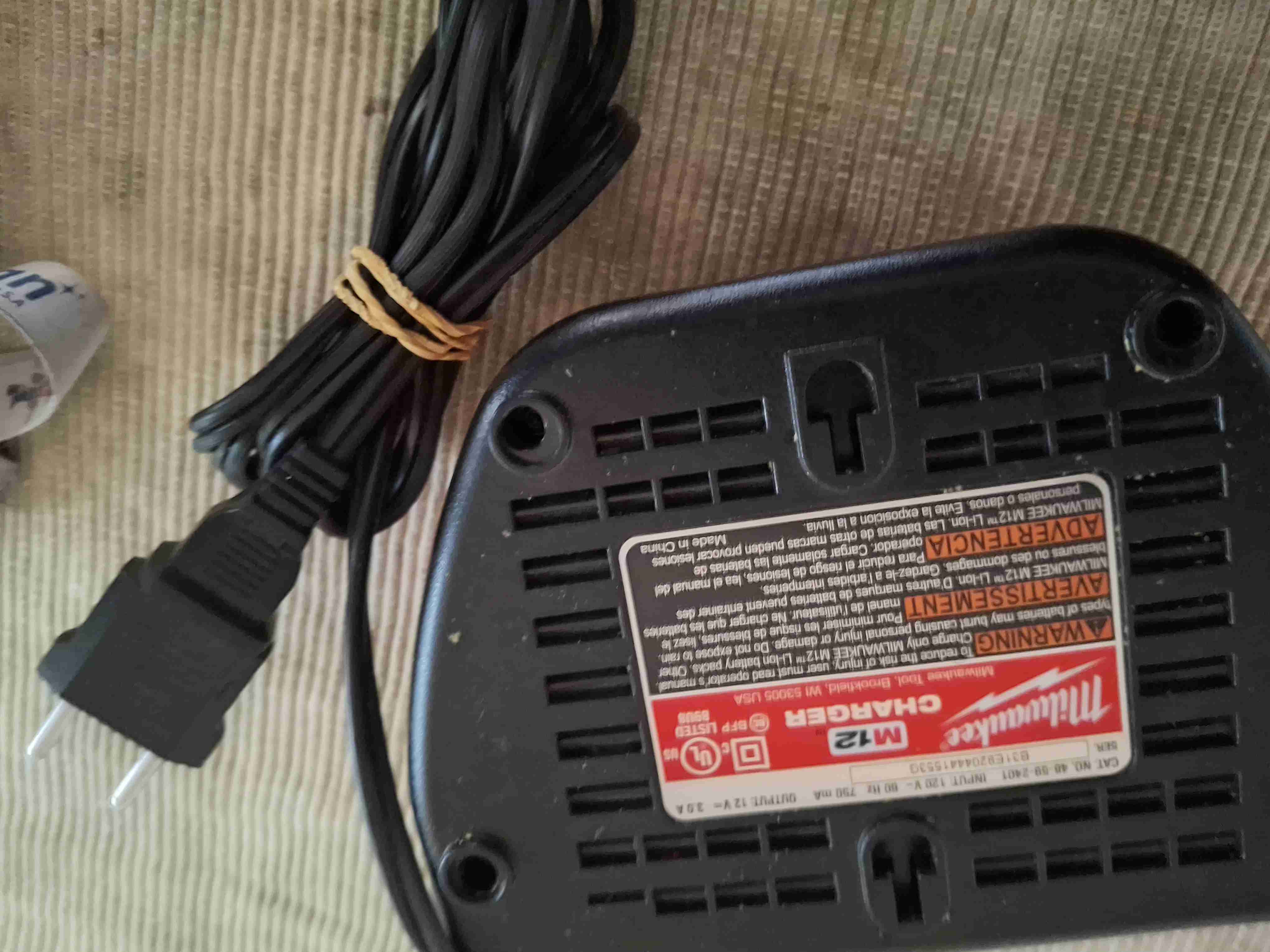 Cargador Milwaukee M12 - miniatura 2