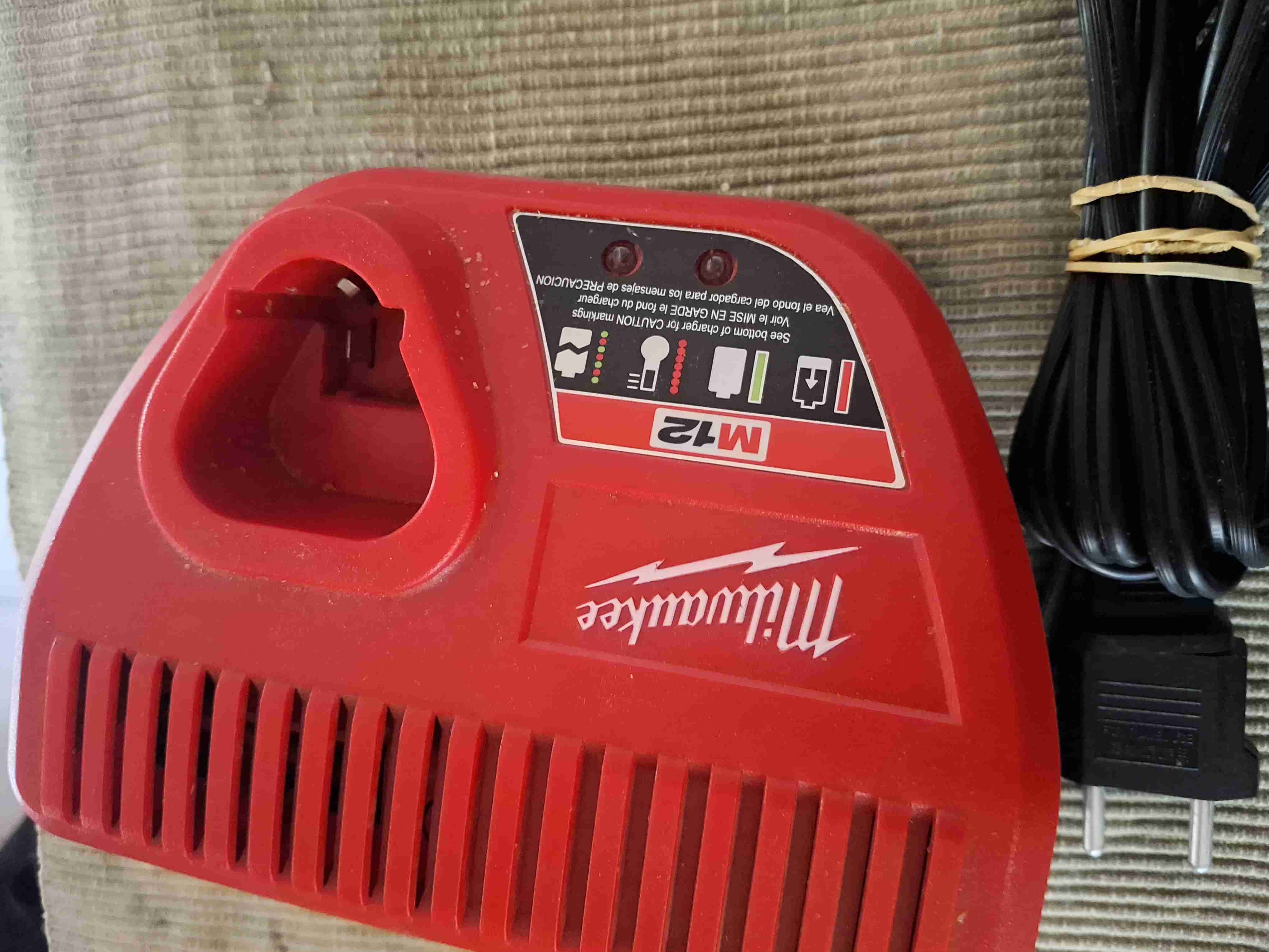 Cargador Milwaukee M12 - miniatura 3