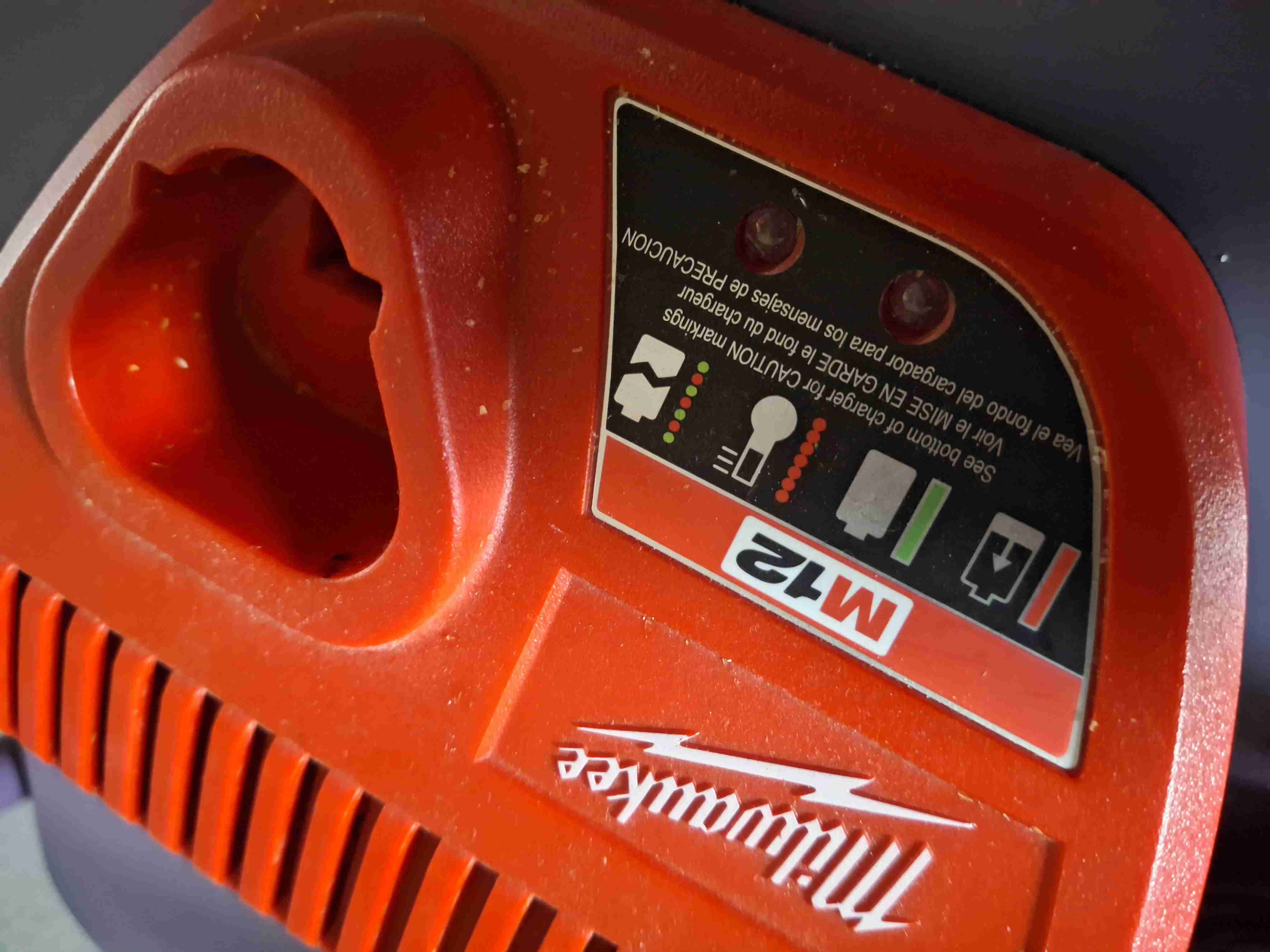 Cargador Milwaukee M12 - miniatura 4