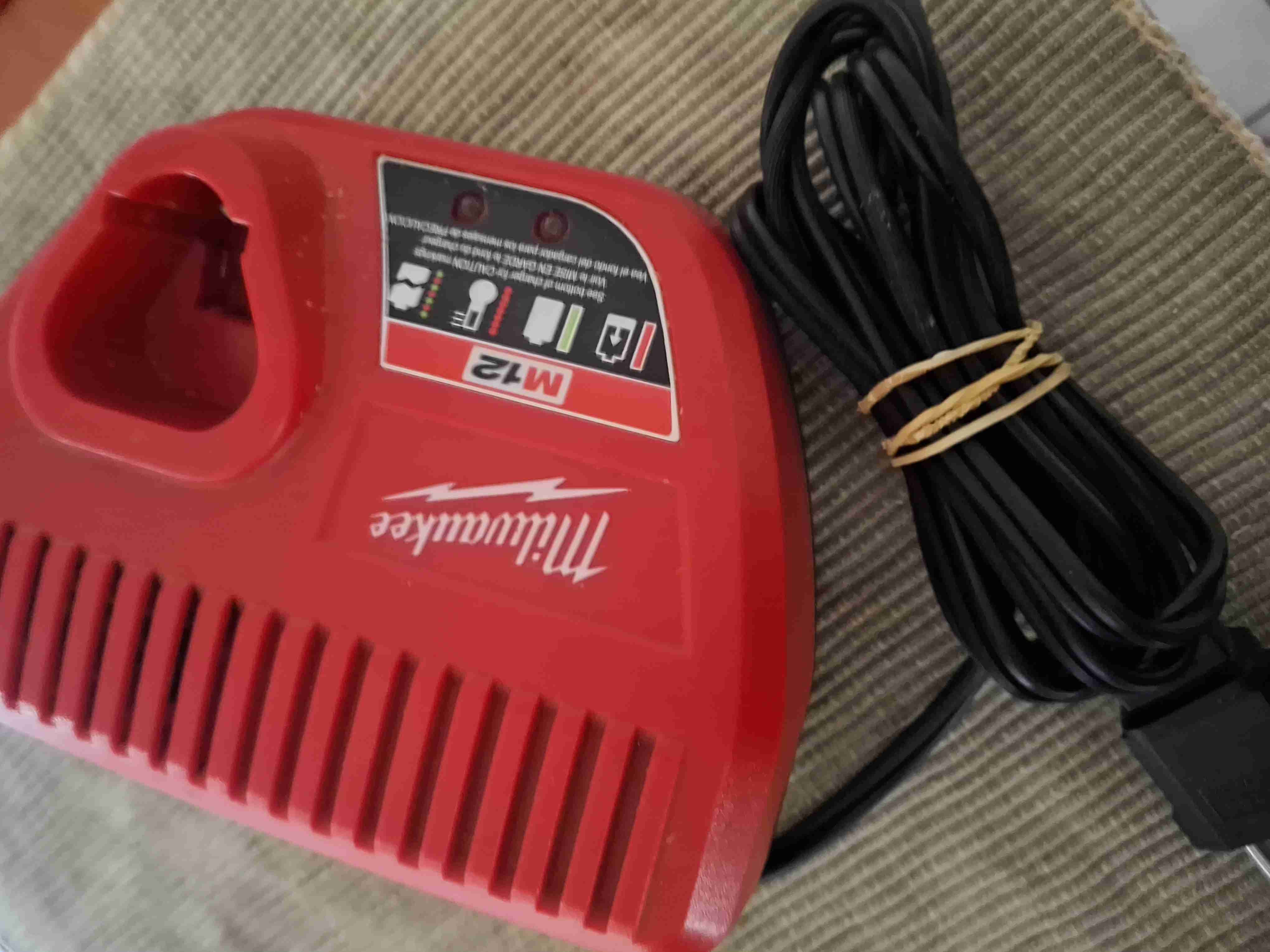 Cargador Milwaukee M12 - miniatura 5
