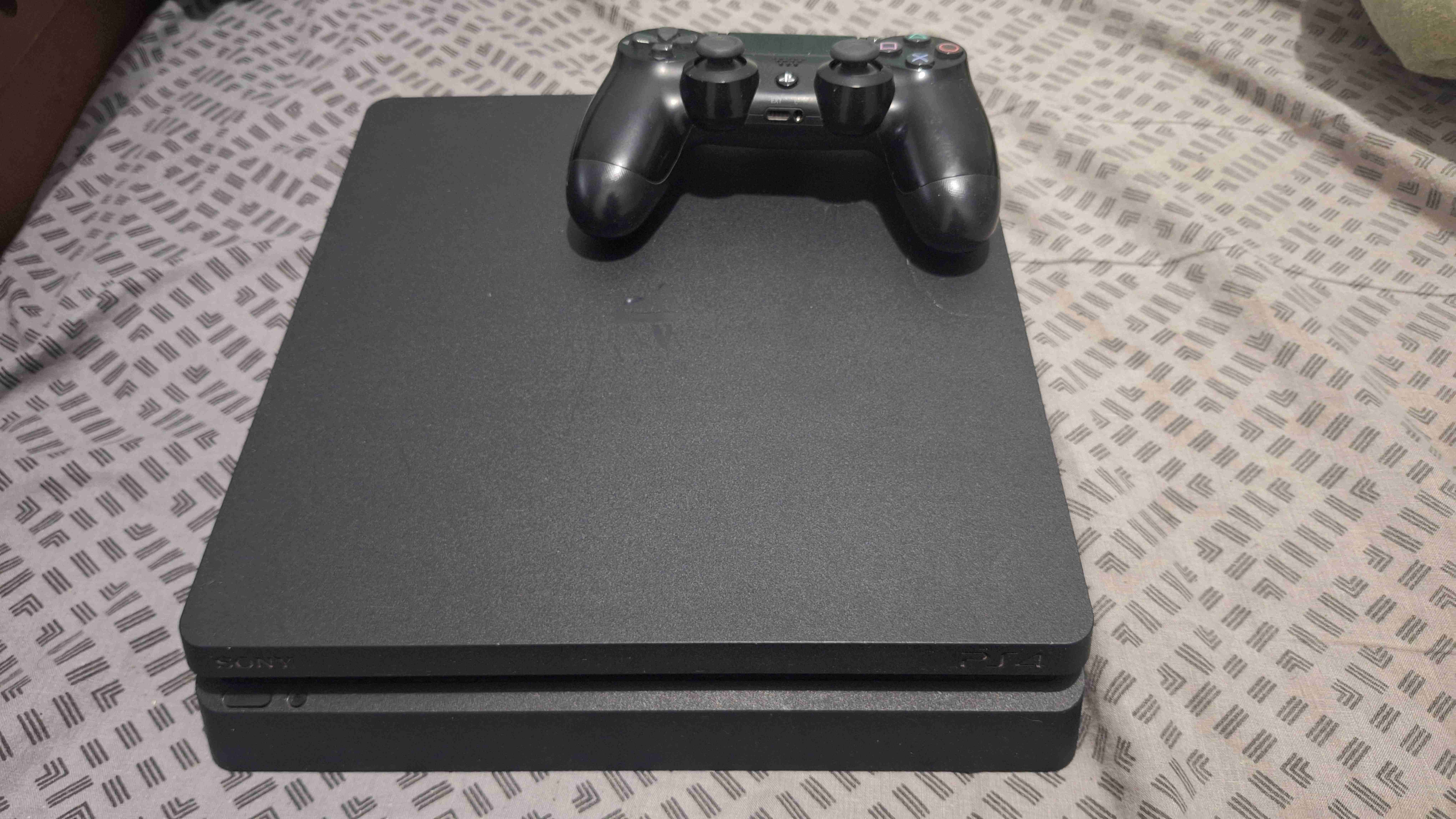 PlayStation 4 slim con control - miniatura 2