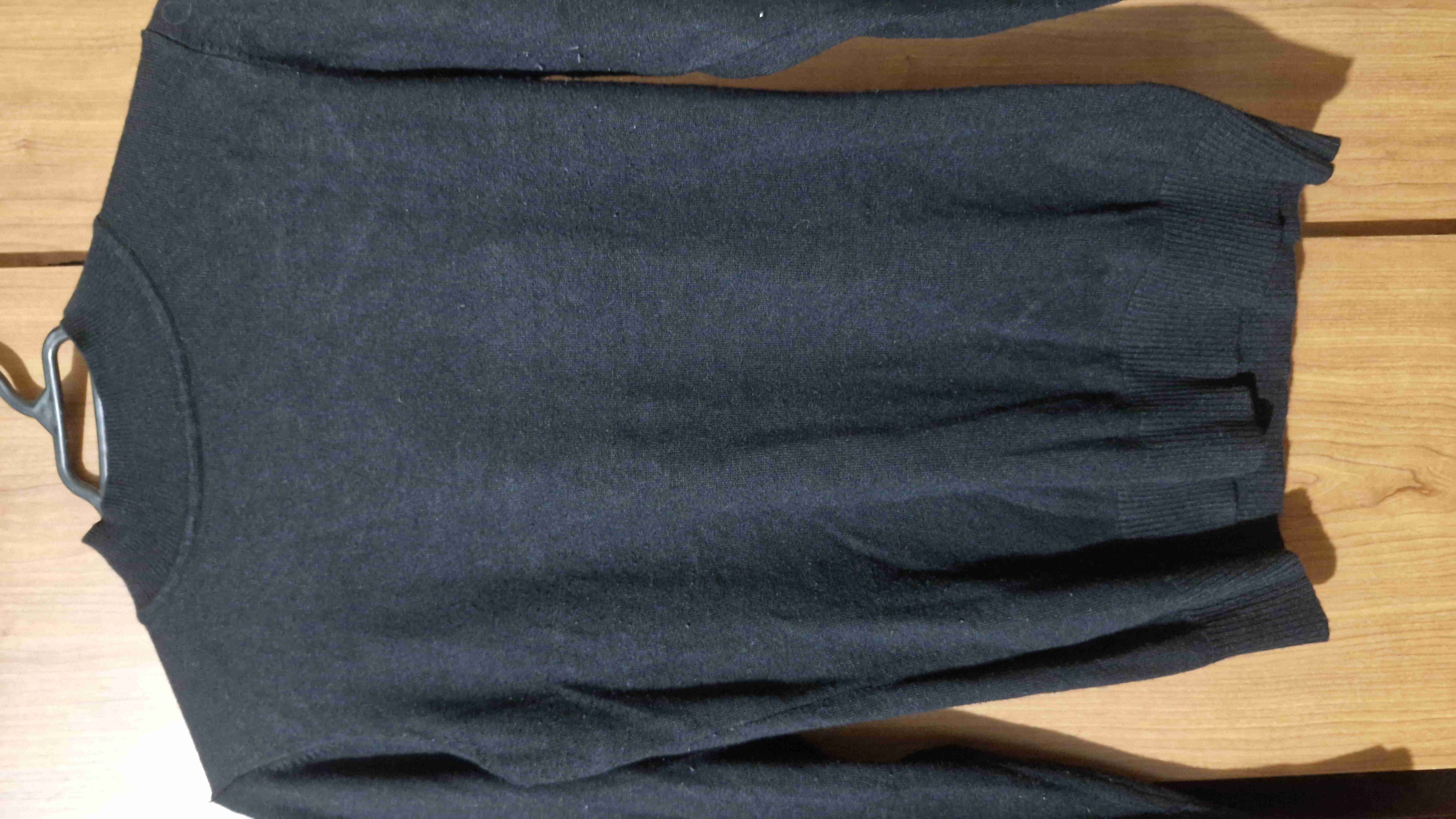 Suéter negro de lana