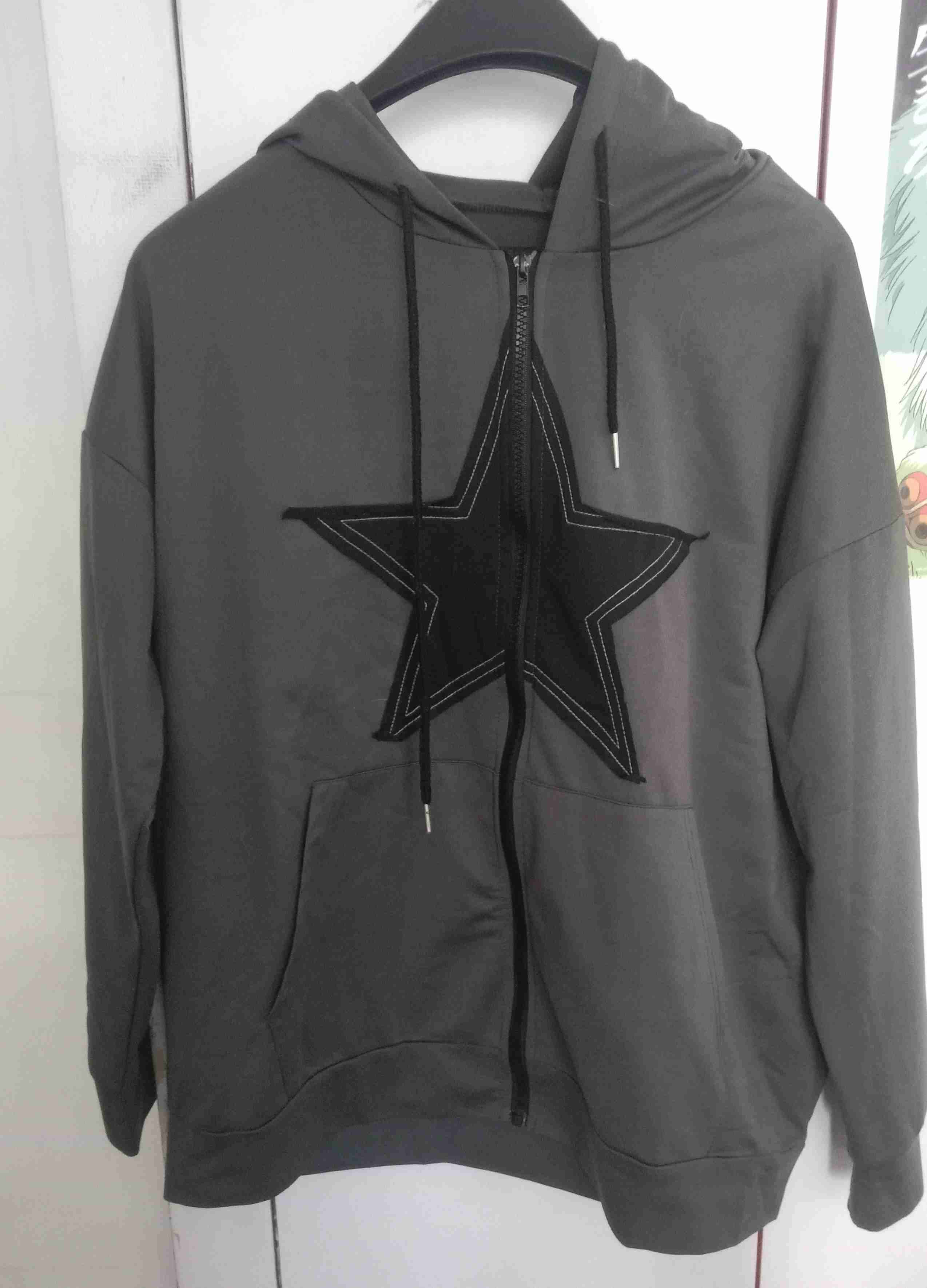 Polerón gris con estrella estampada