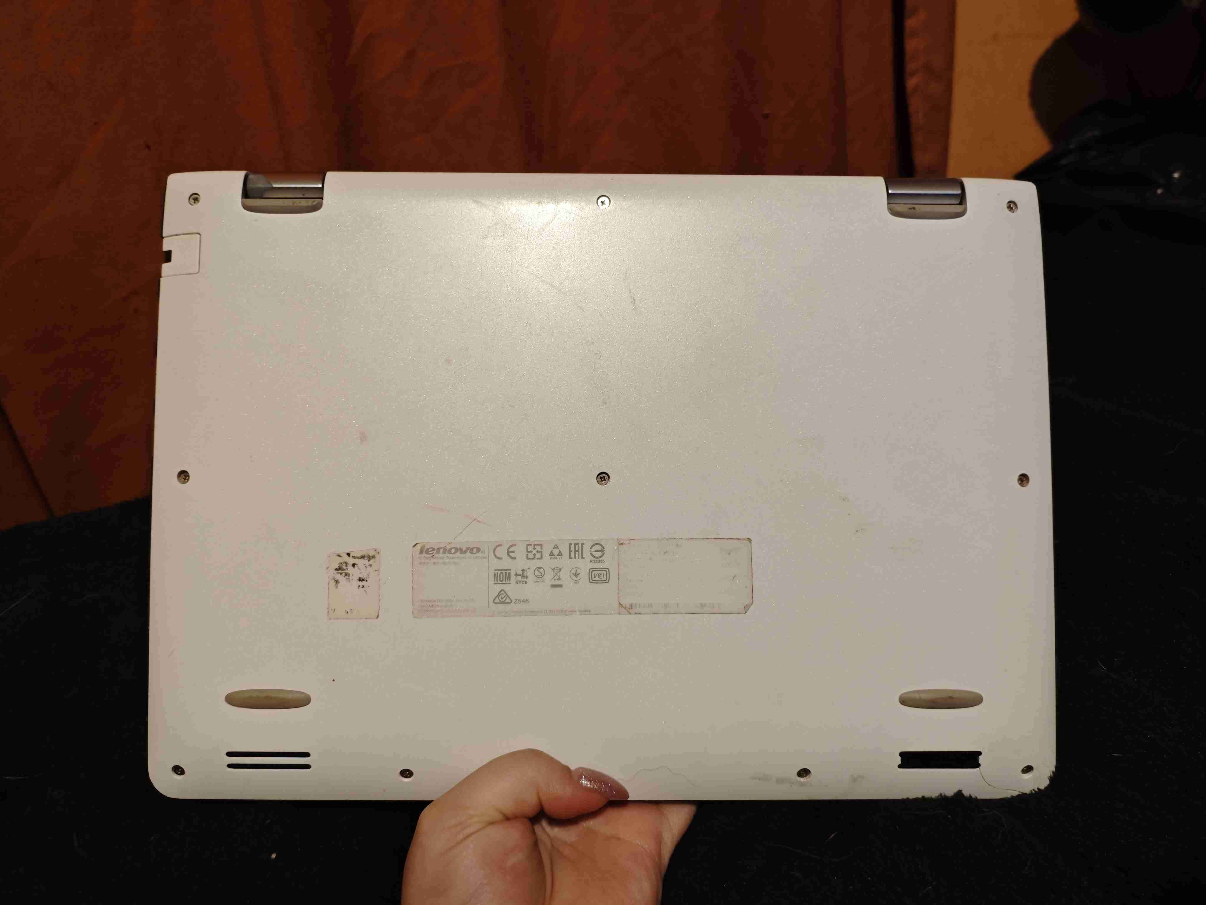 Laptop Lenovo con stickers - miniatura 2