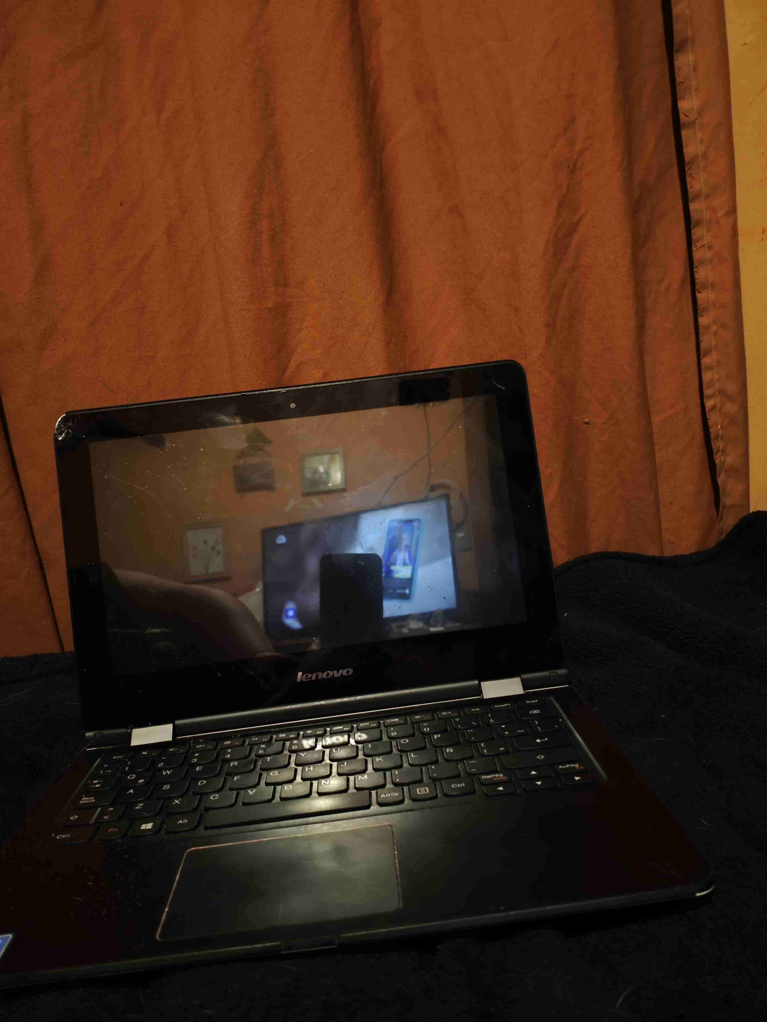 Laptop Lenovo con stickers - miniatura 3