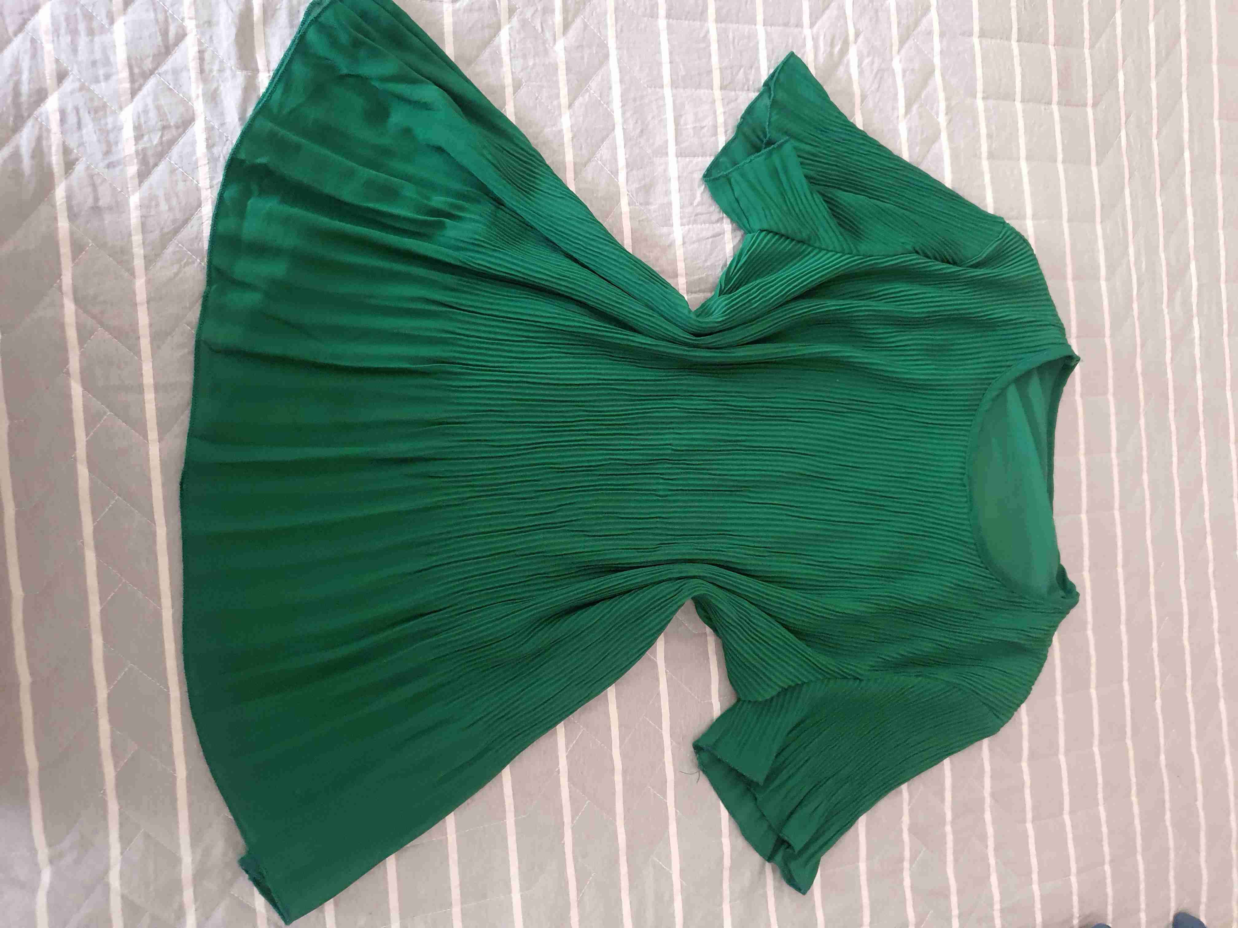 Polera verde plisada