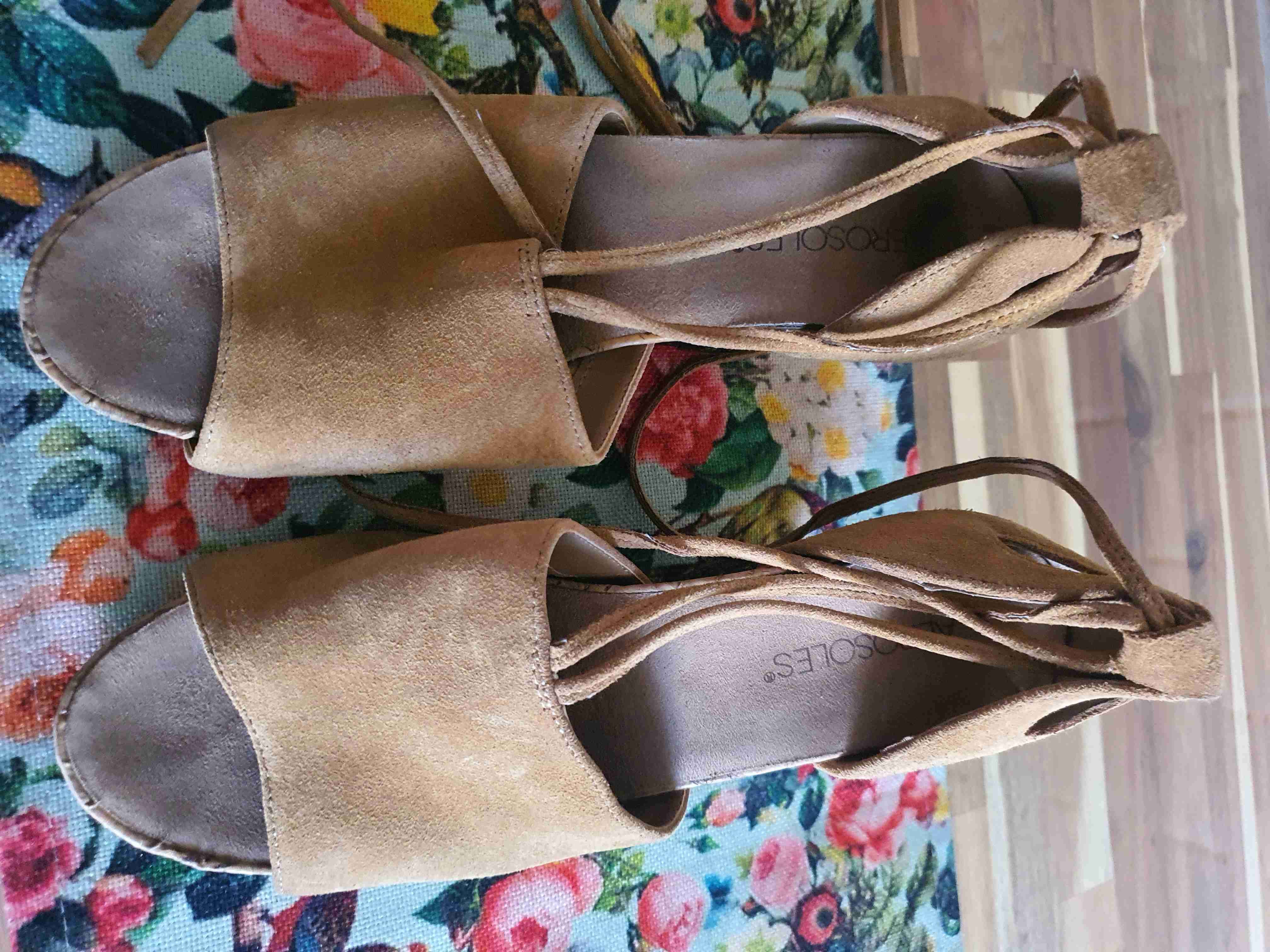 Sandalias camel de tacón bajo