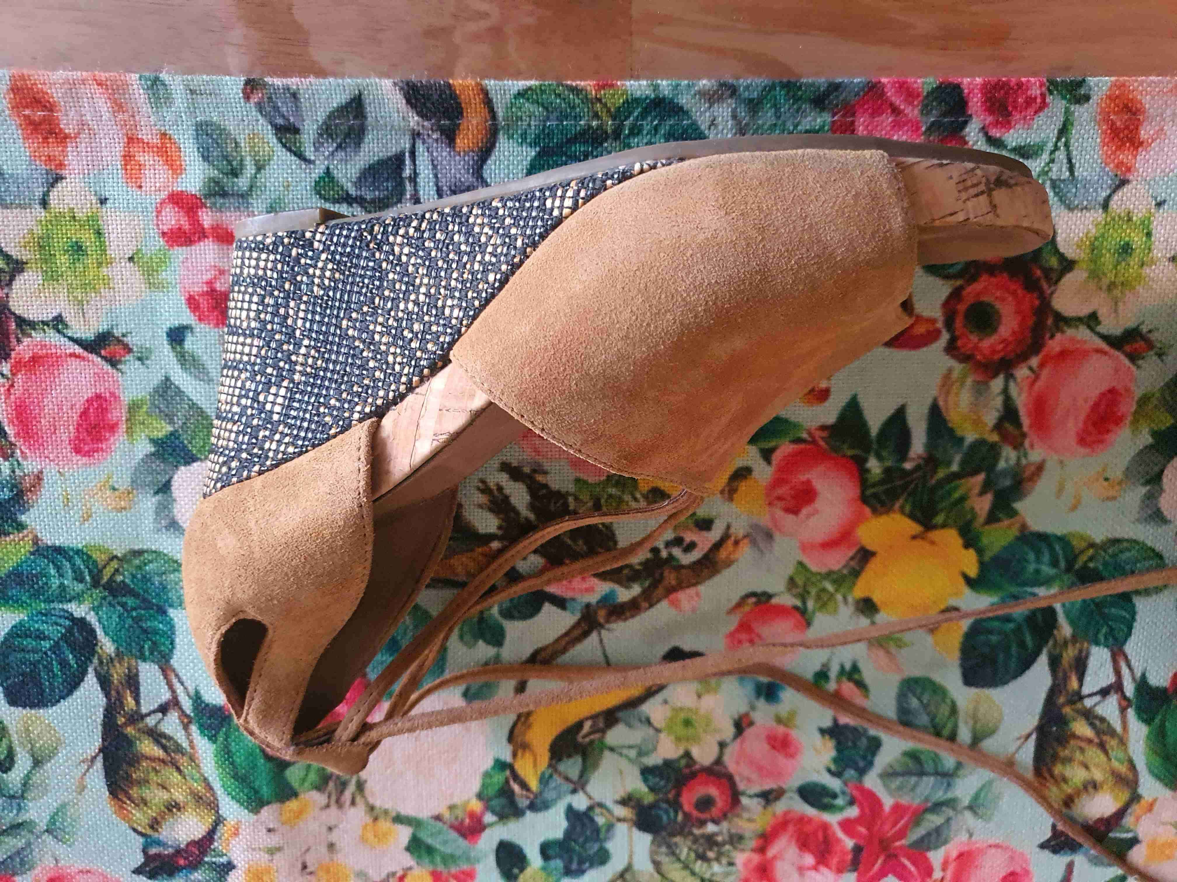 Sandalias camel de tacón bajo - miniatura 2