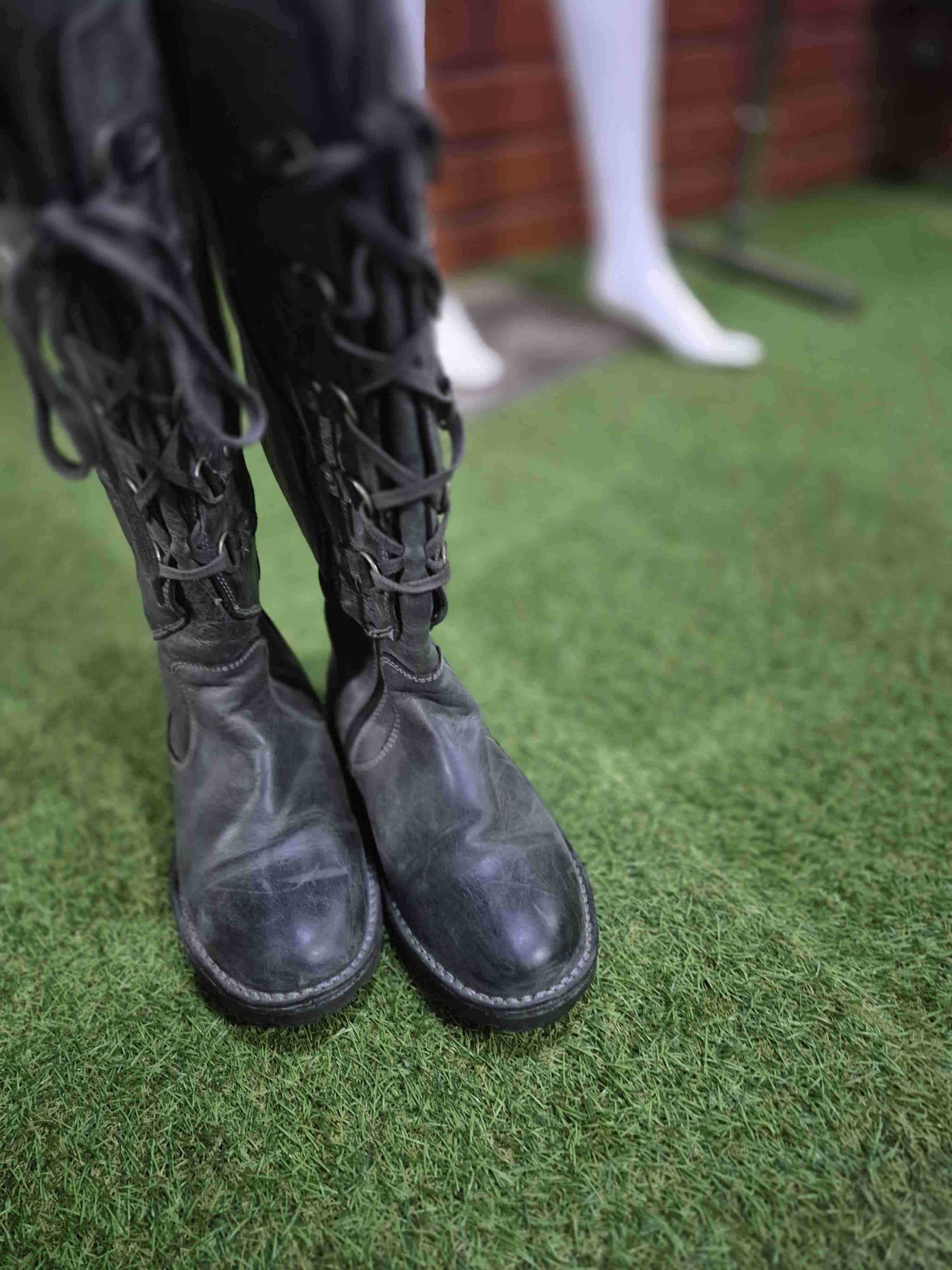 Botas negras de cuero - miniatura 2