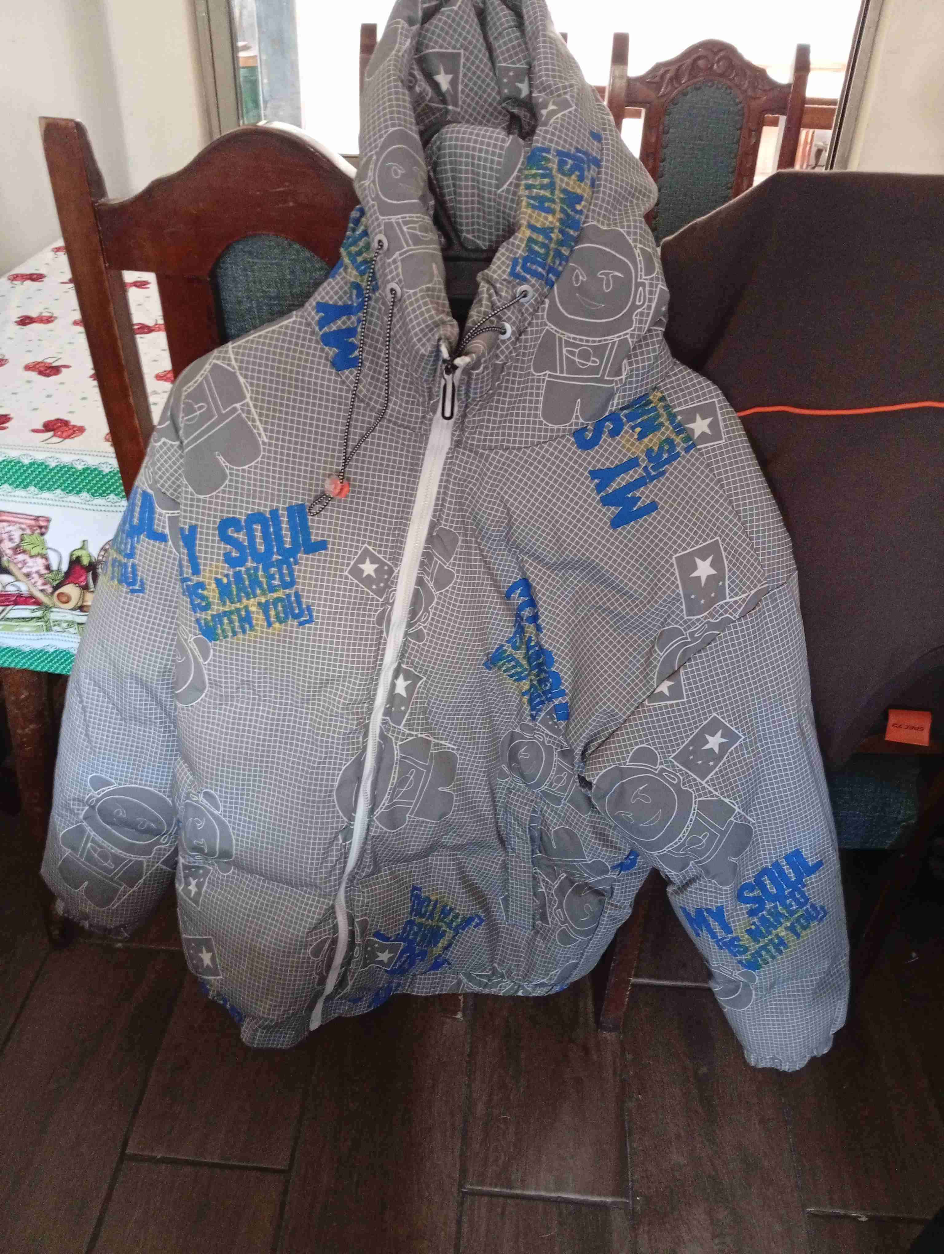 Chaqueta infantil gris con dibujos