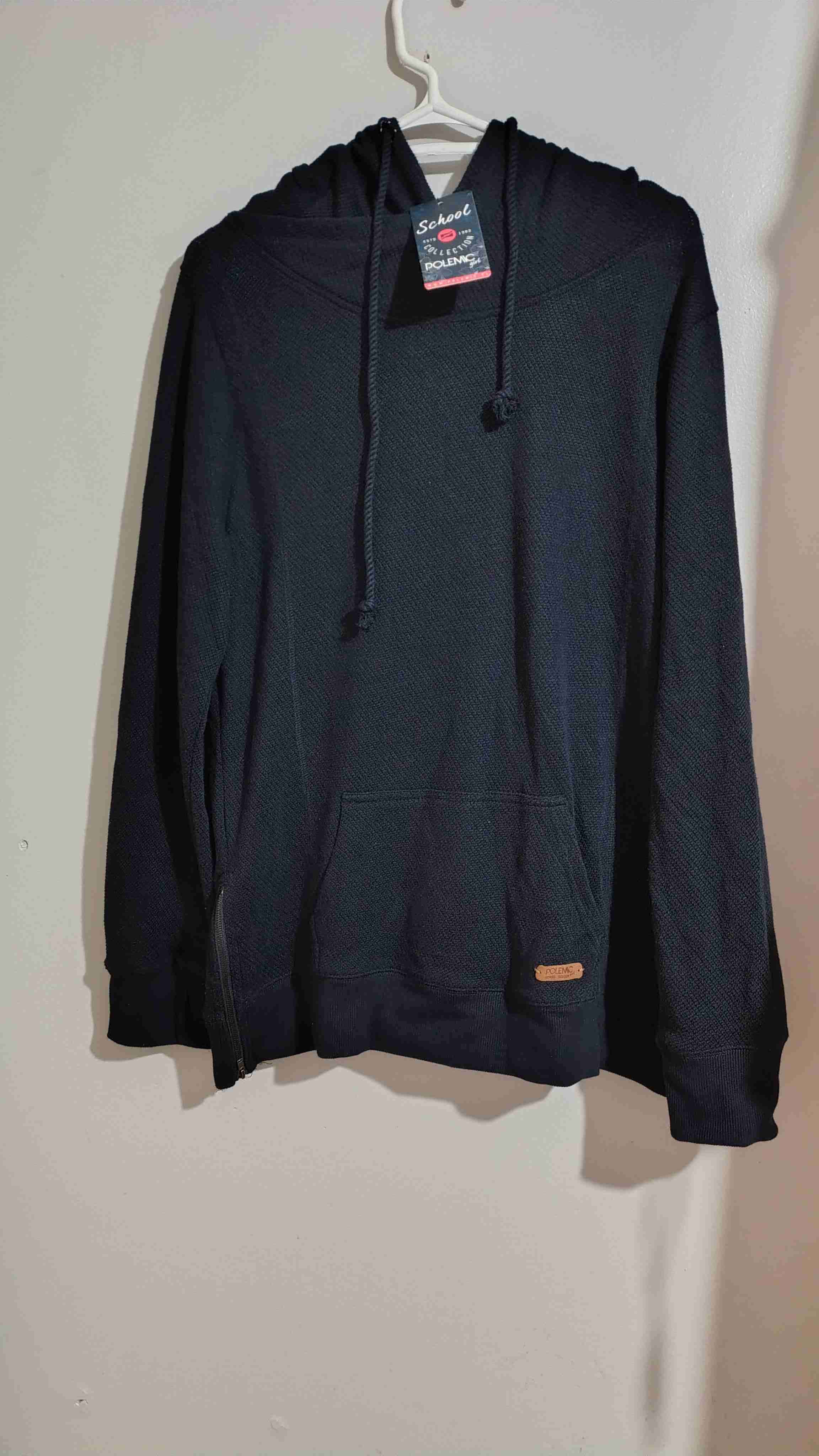 Polerón negro con capucha talla L polemic