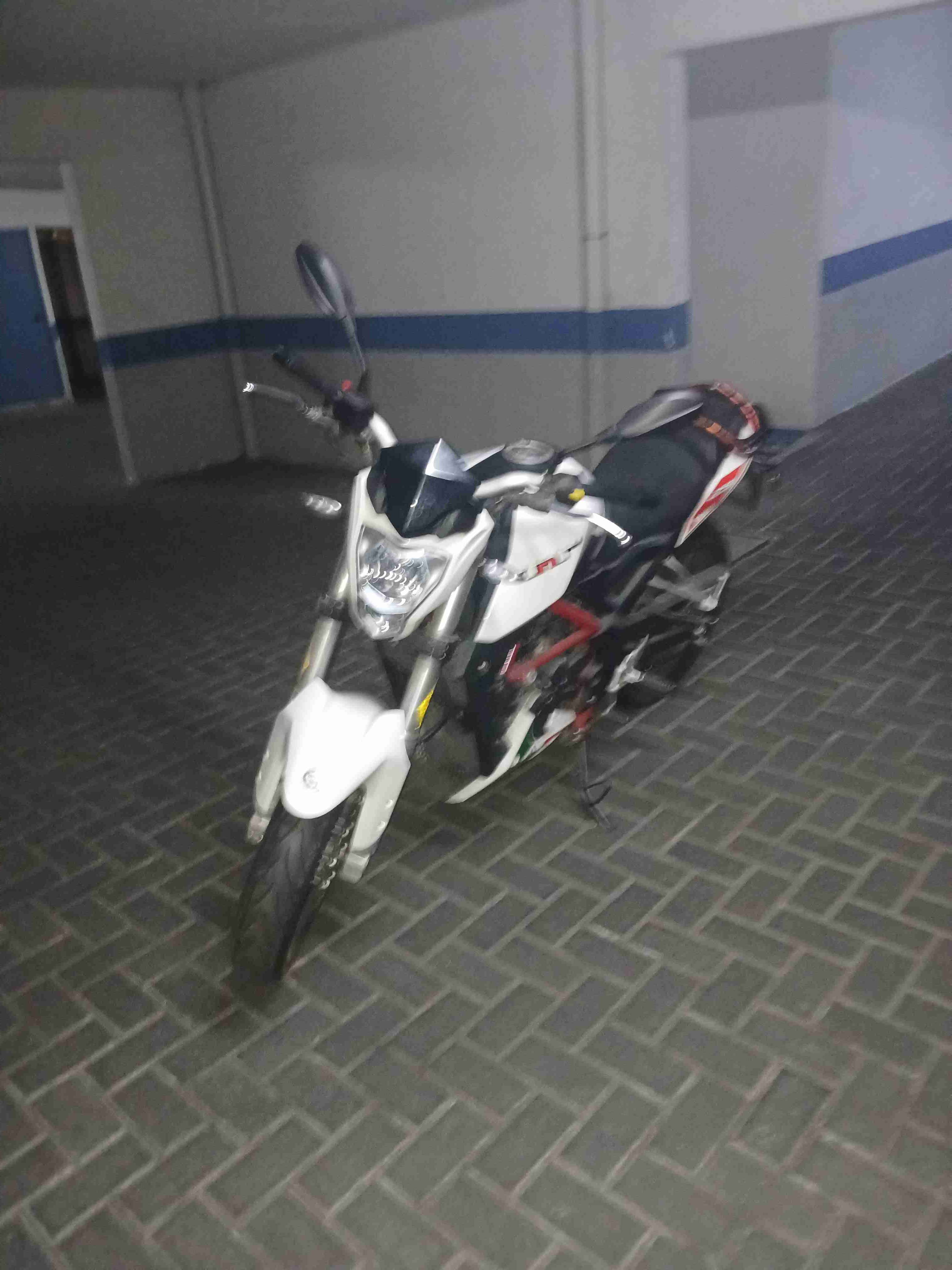 Motocicleta deportiva blanca - miniatura 2