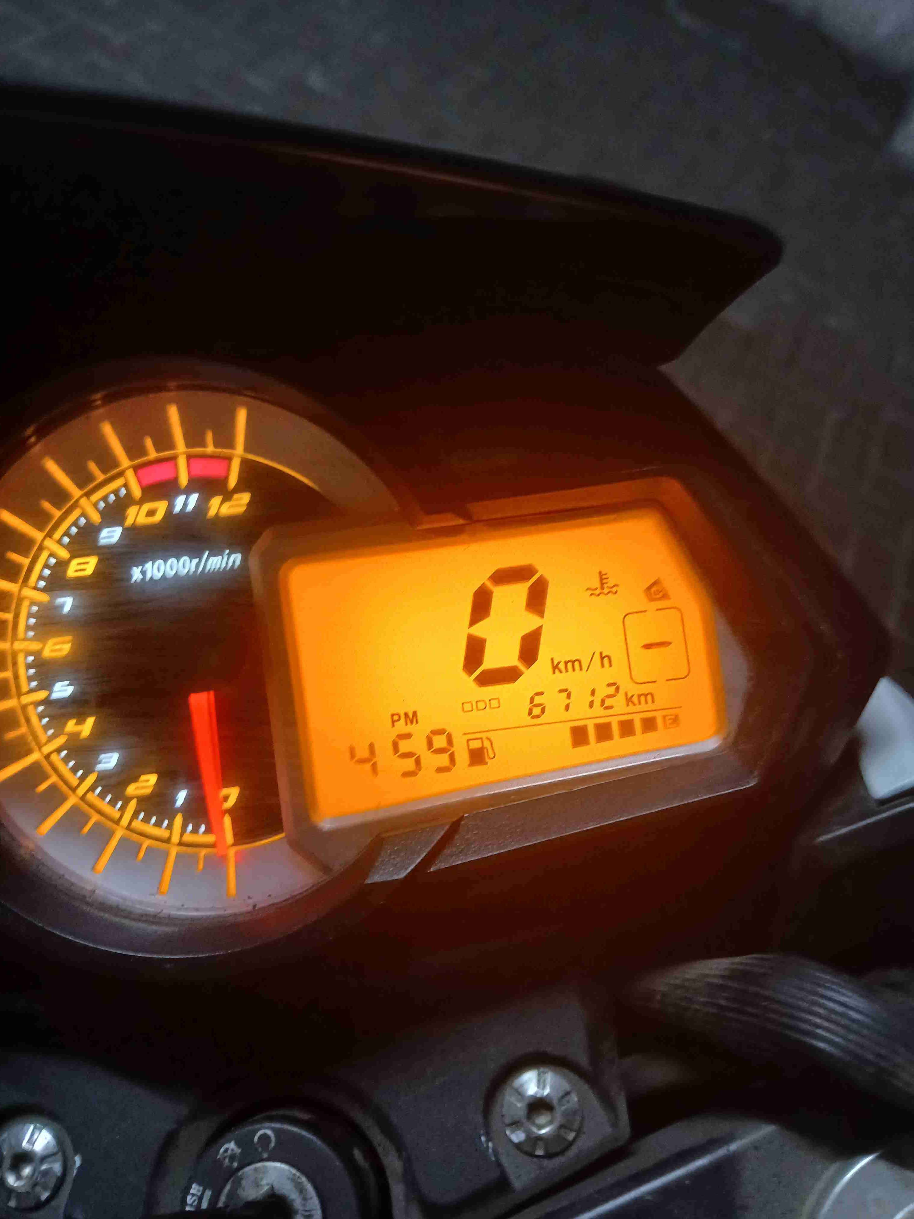 Motocicleta deportiva blanca - miniatura 3