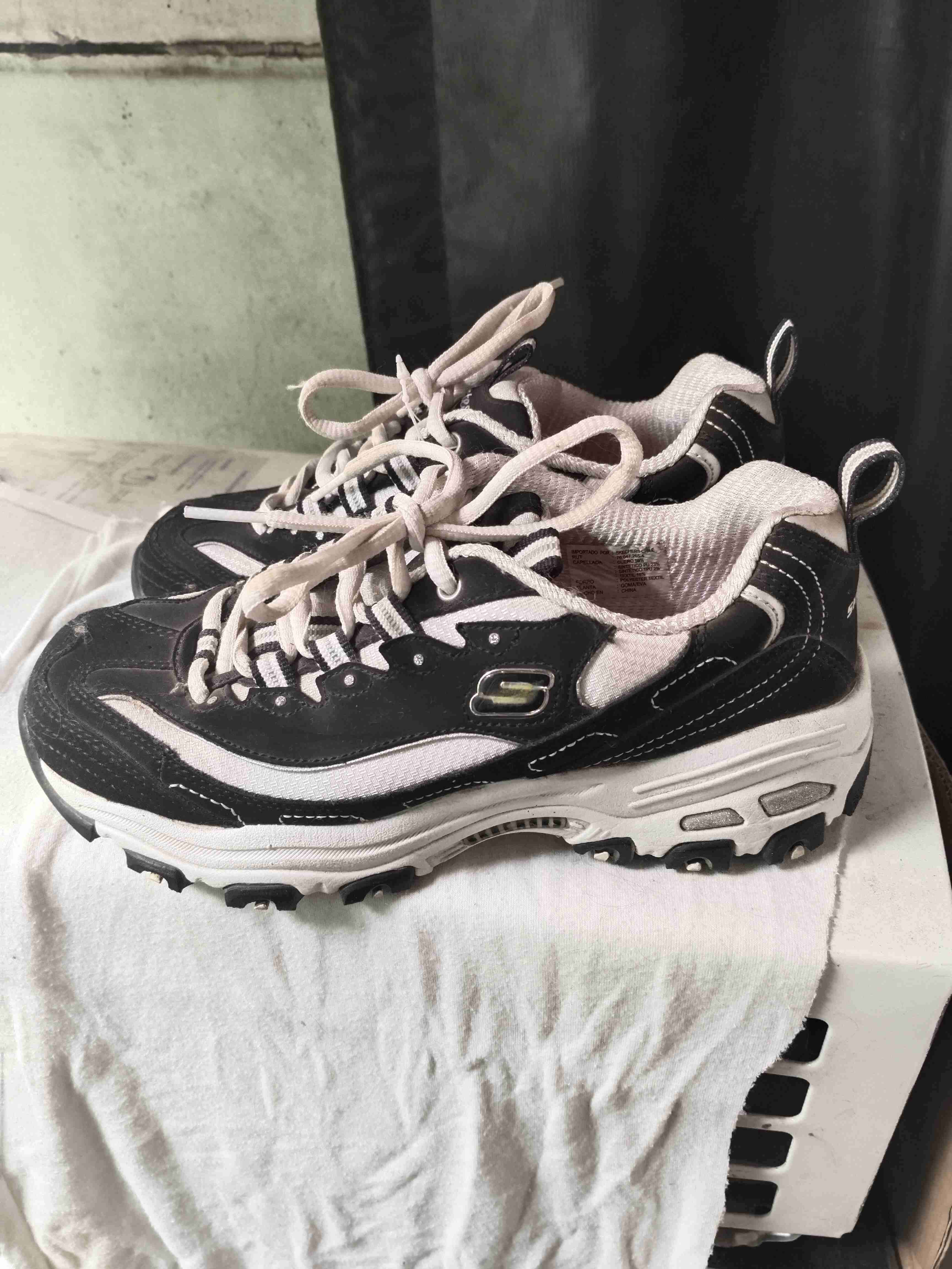 Zapatillas deportivas negras y blancas - miniatura 2