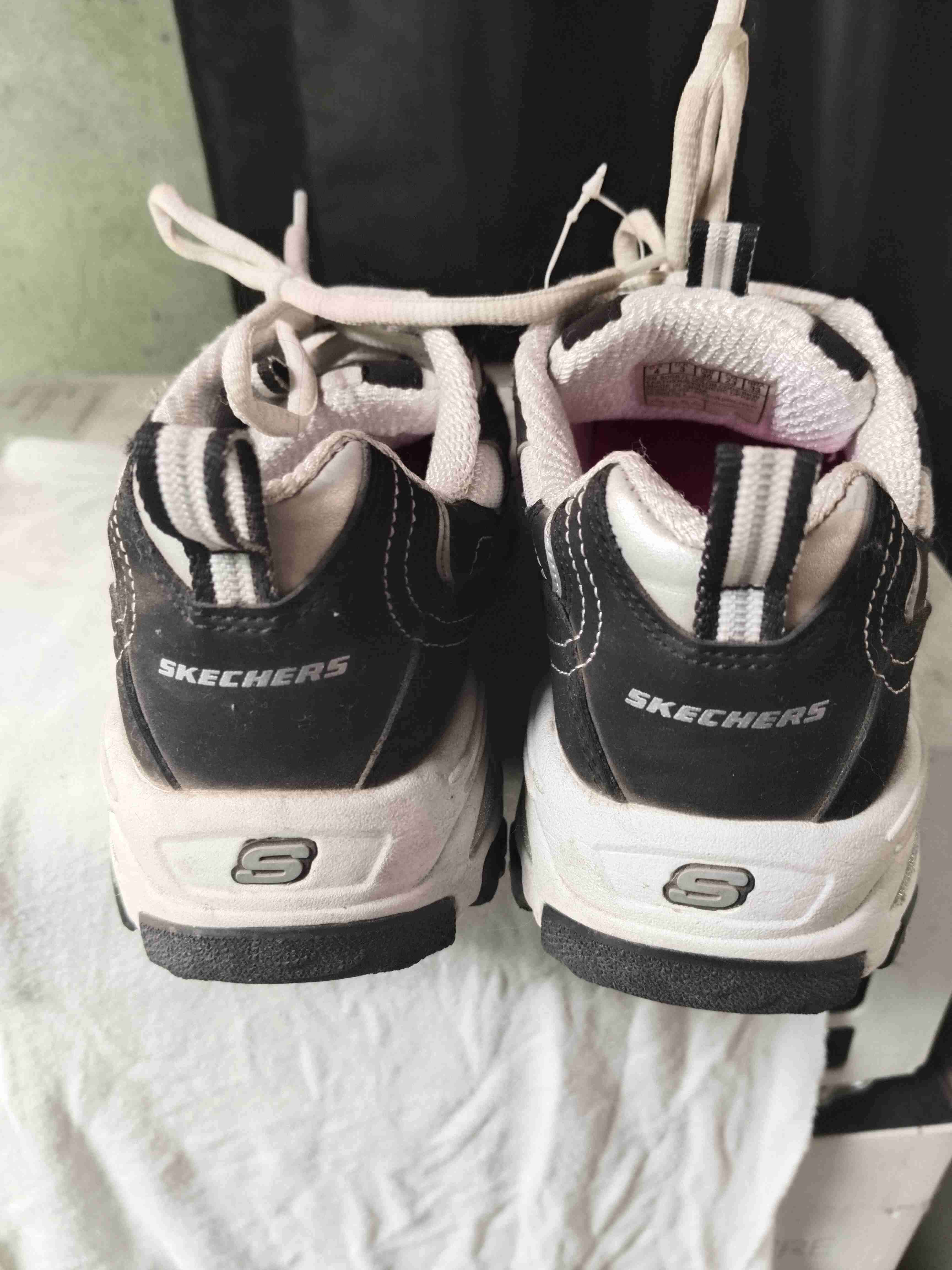 Zapatillas deportivas negras y blancas - miniatura 3