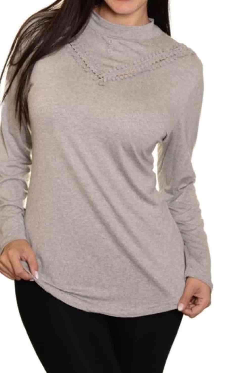 Poleras manga larga con diseño y cuello alto.