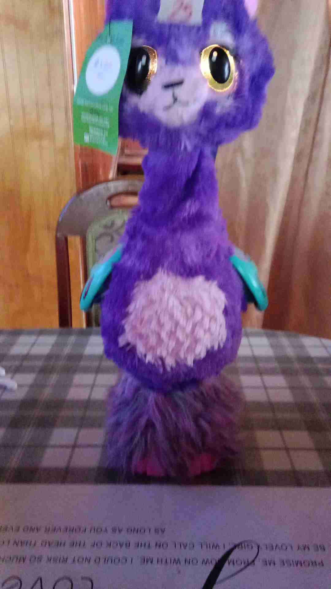 Tierna llama de peluche morada