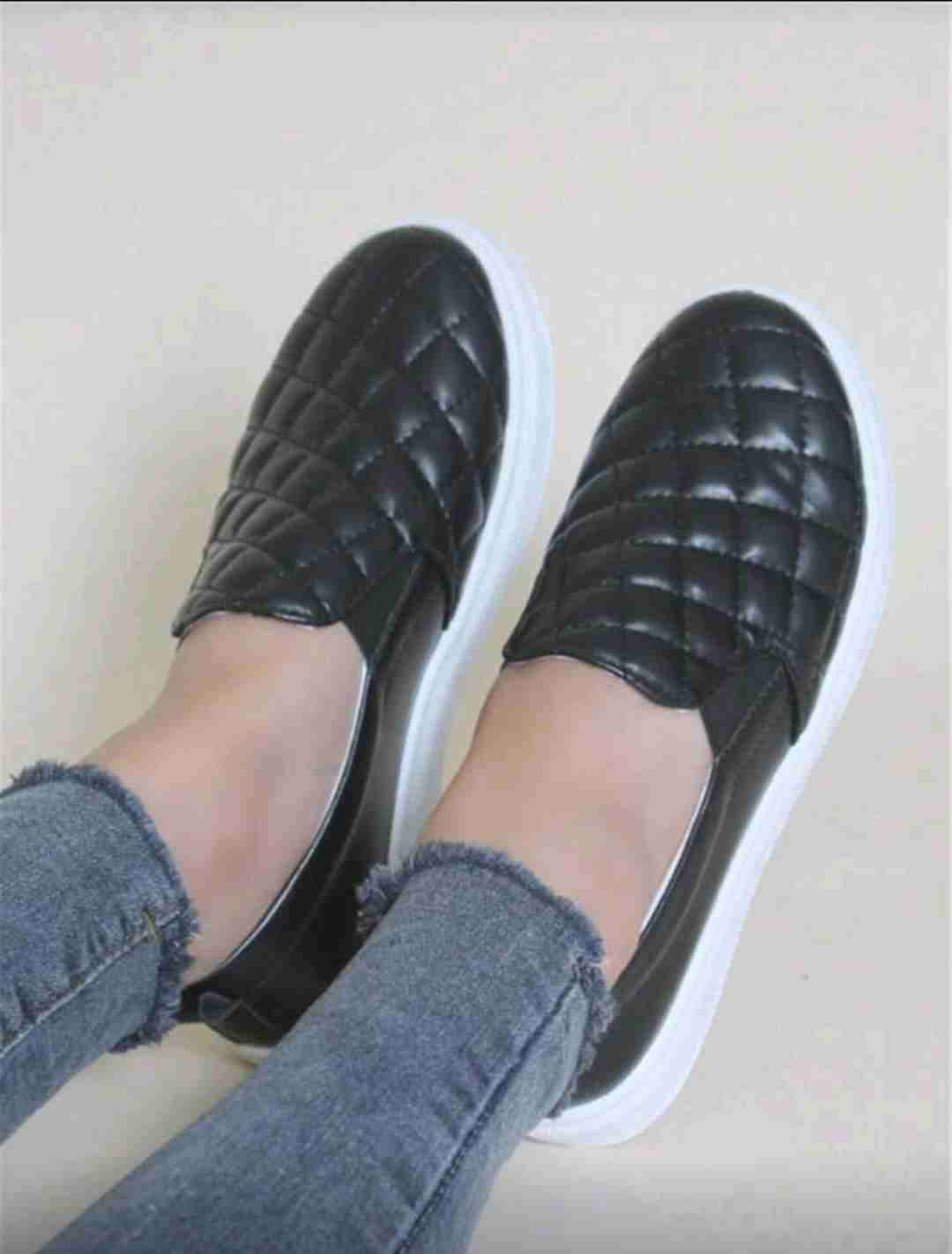 Zapatillas slip-on negras acolchadas - miniatura 2