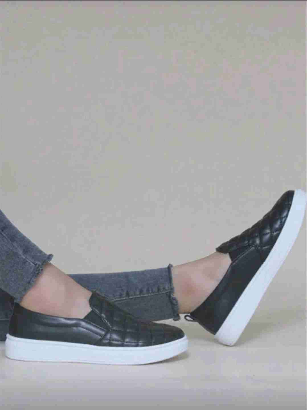 Zapatillas slip-on negras acolchadas - miniatura 4