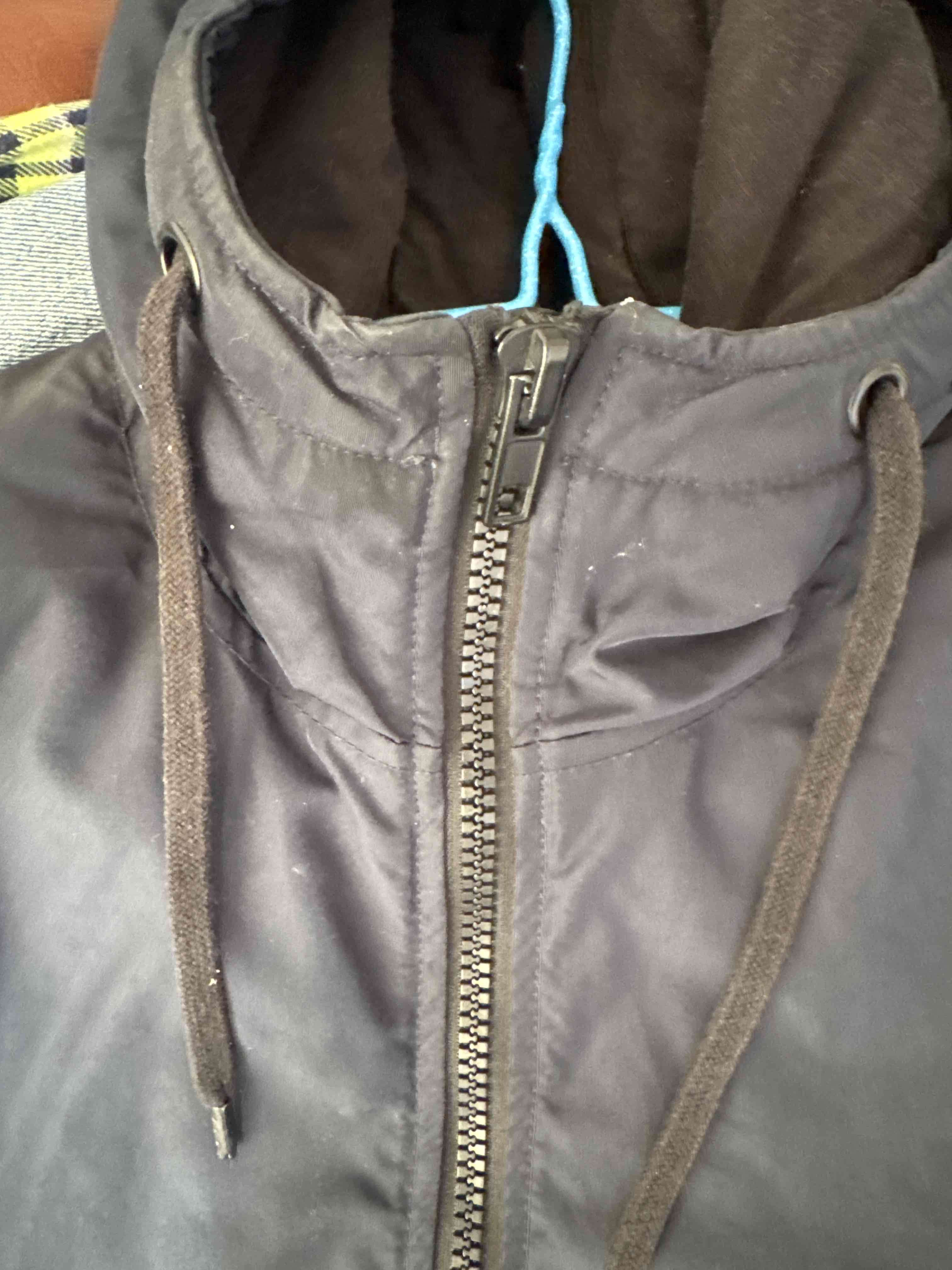 Chaqueta negra con capucha