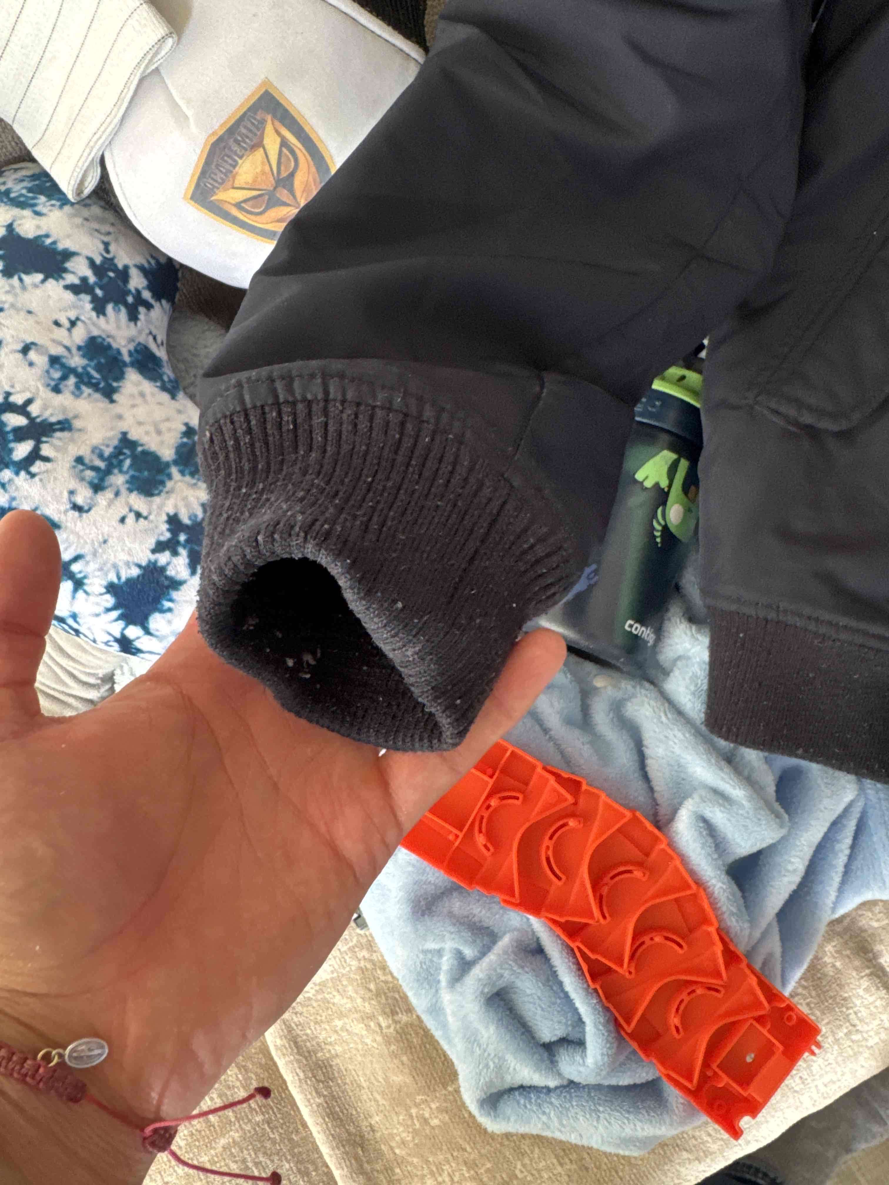 Chaqueta negra con capucha - miniatura 2