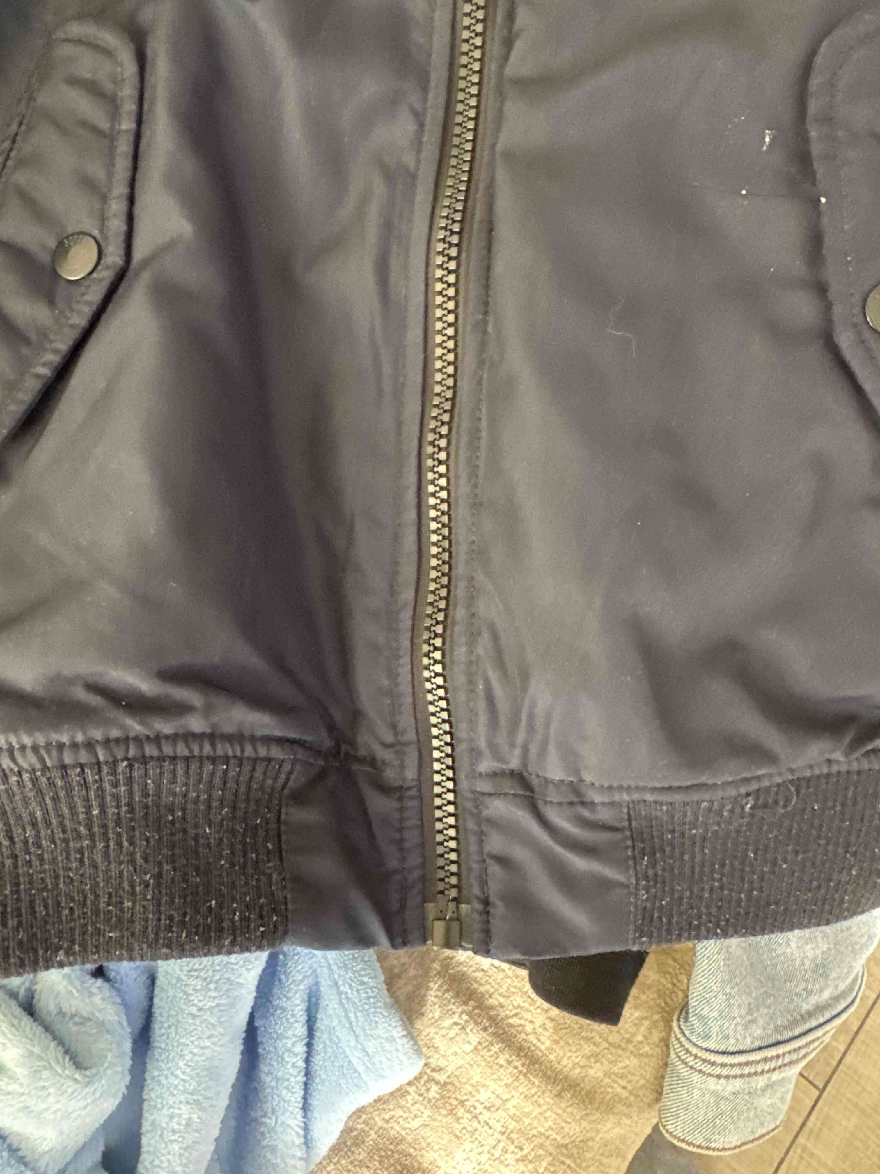 Chaqueta negra con capucha - miniatura 3