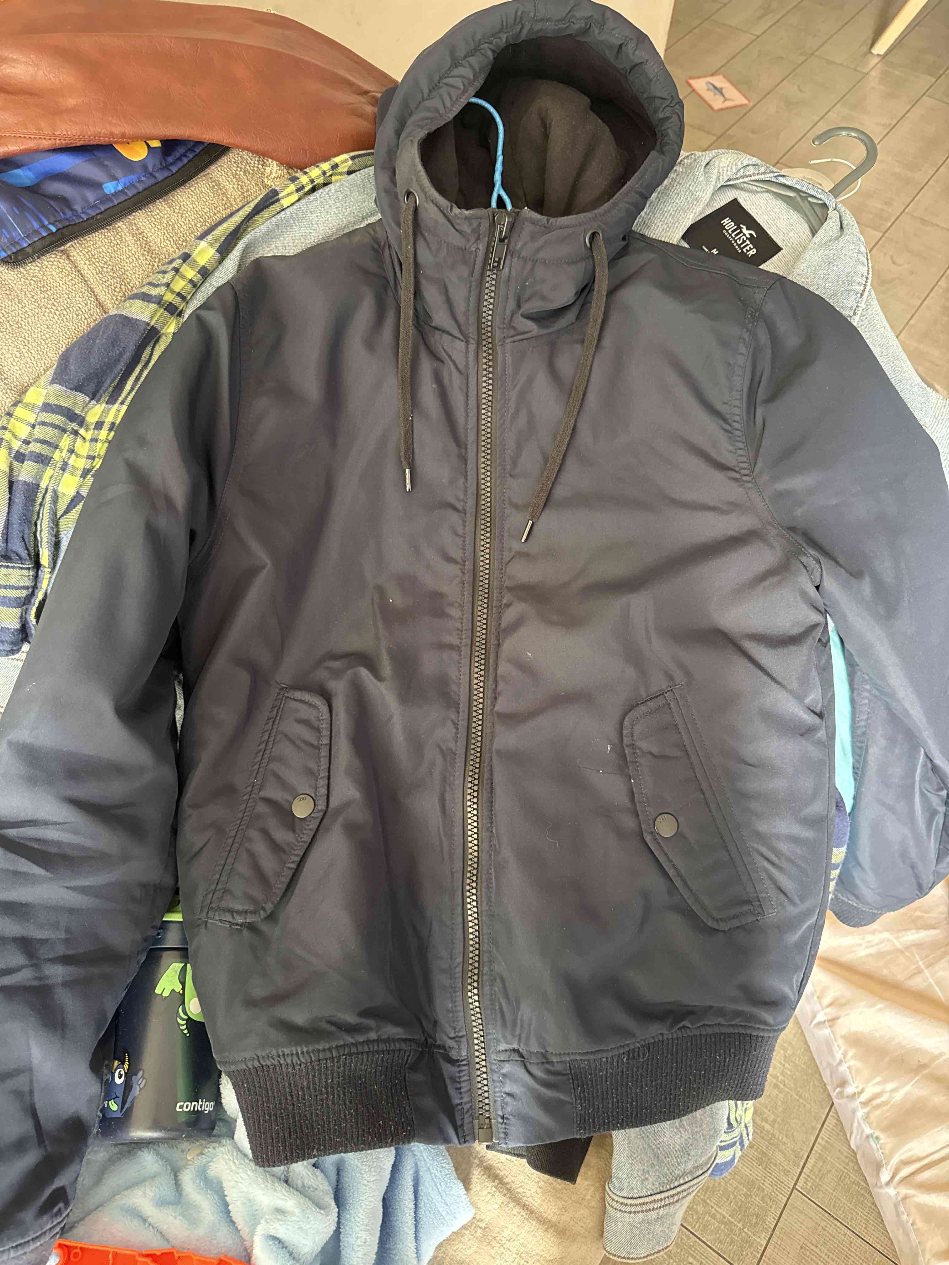 Chaqueta negra con capucha - miniatura 4