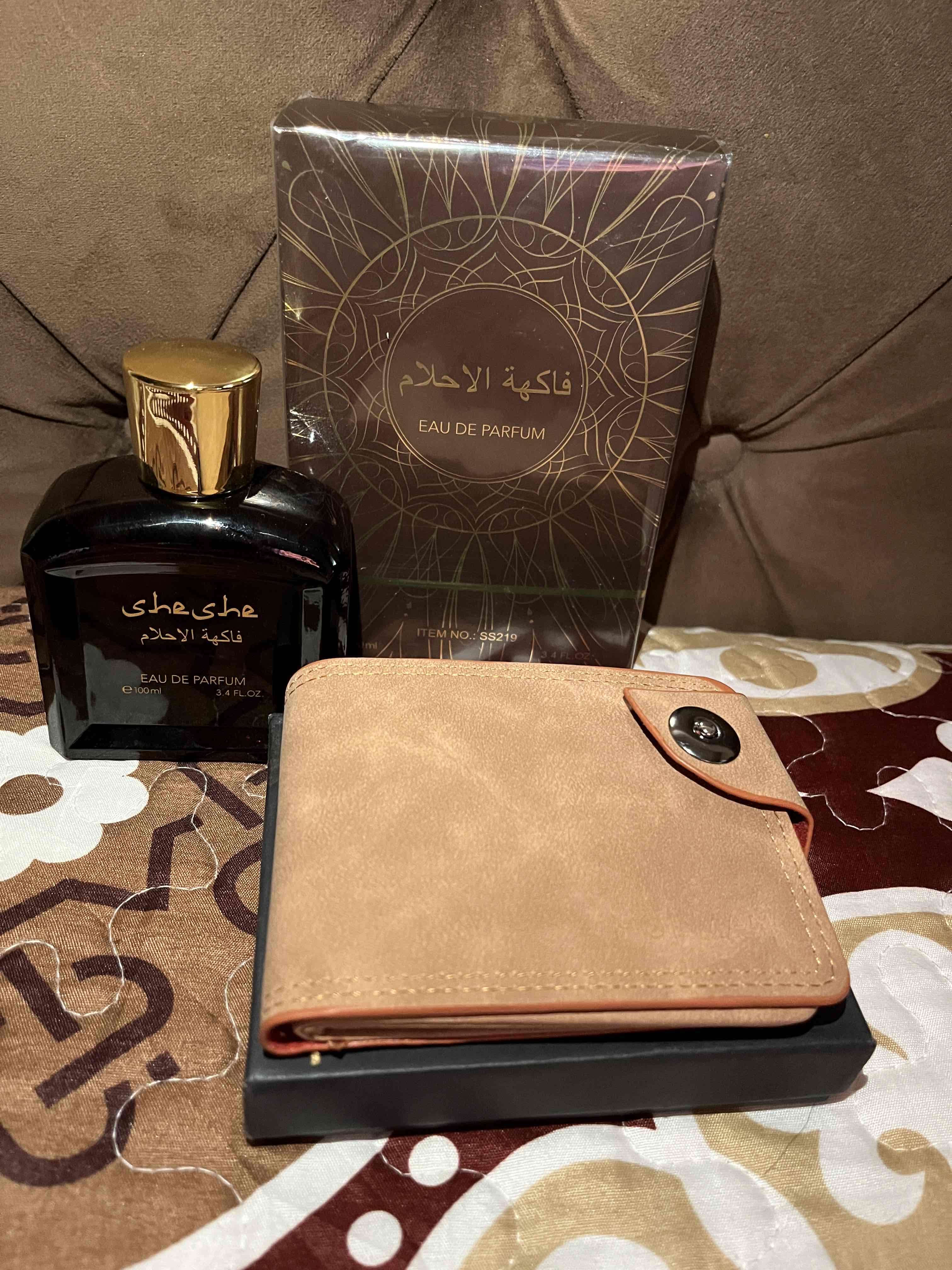 Perfume y billetera de cuero