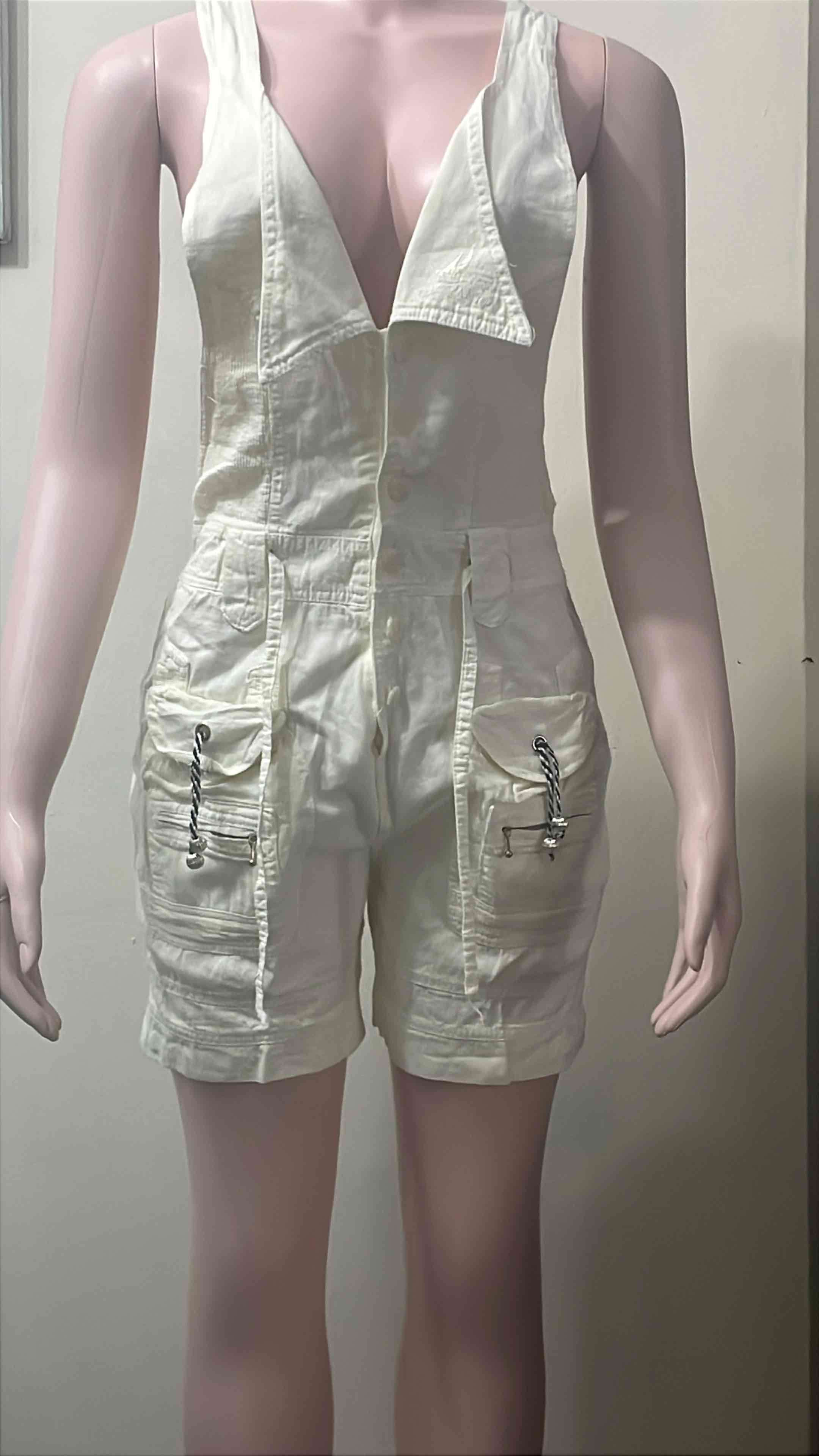 Enterito corto amarillo con bolsillos