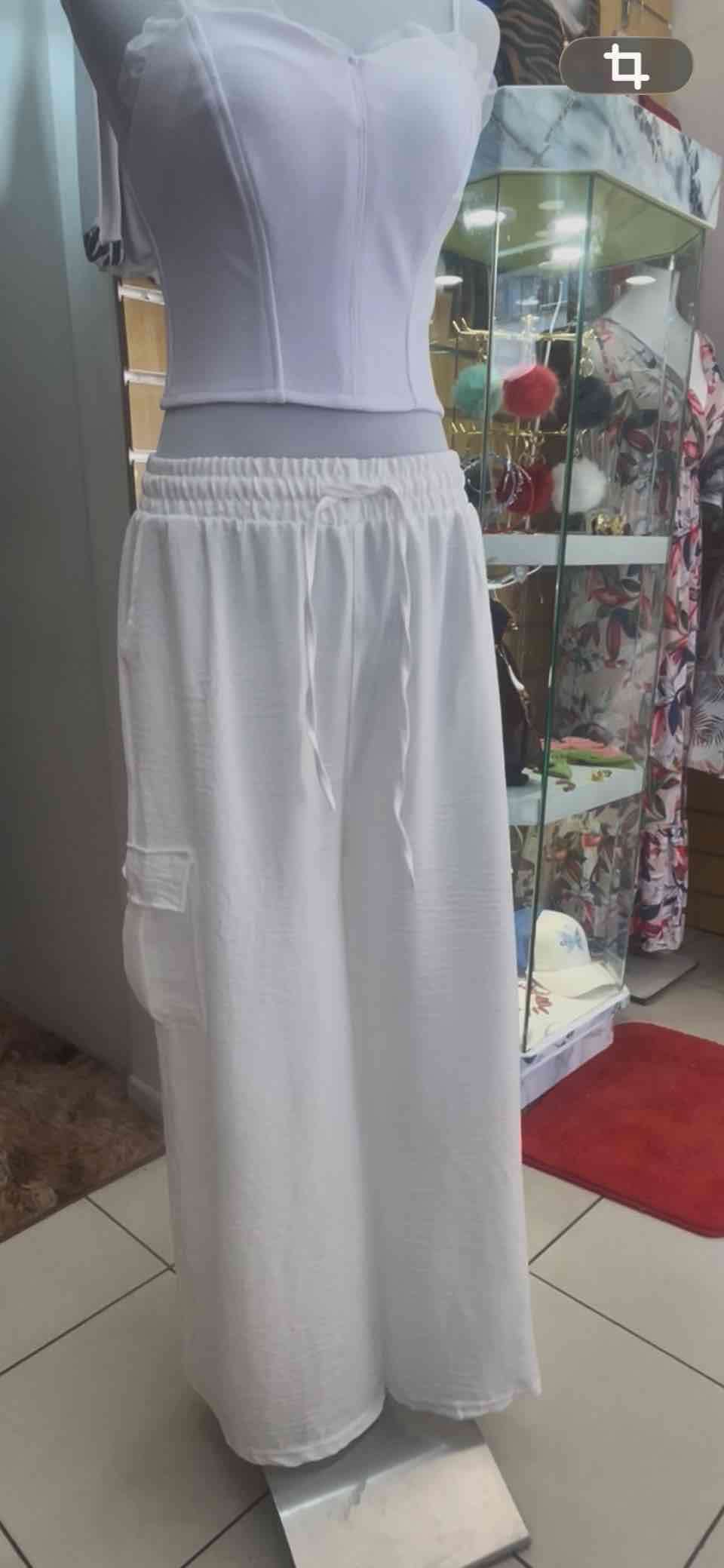 Pantalón palazzo con bolsillos.