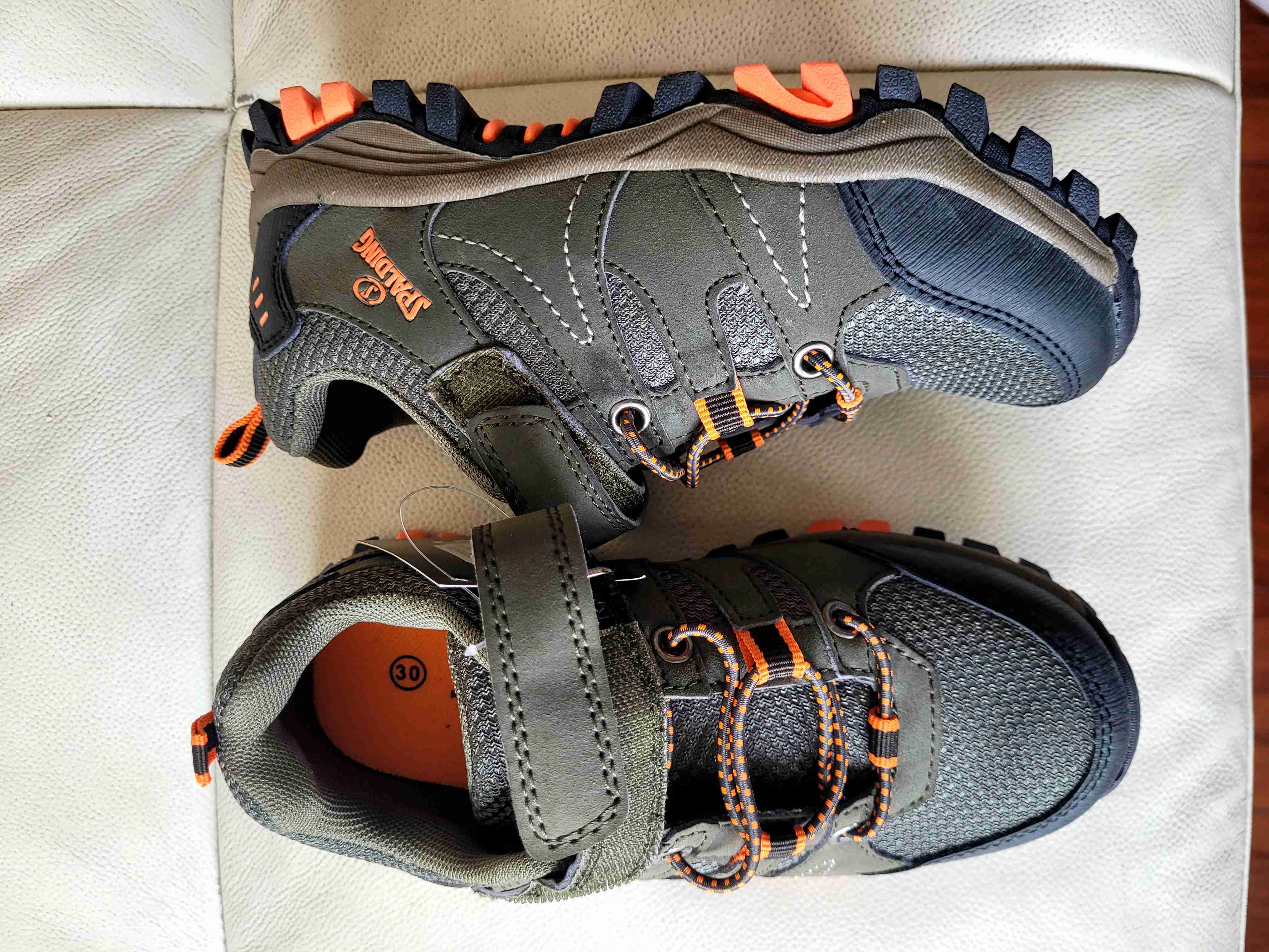 Zapatillas outdoor para niños Spalding. Numero 30.