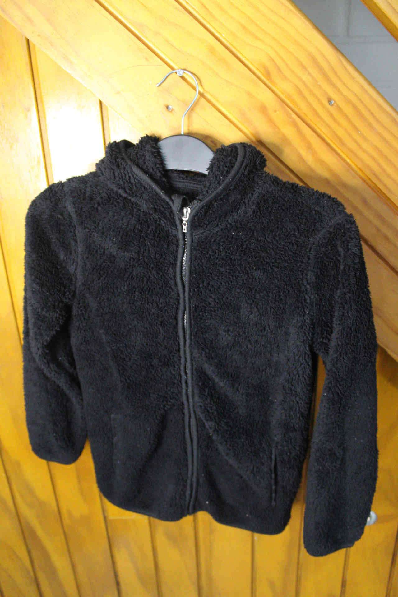 Polerón negro con capucha