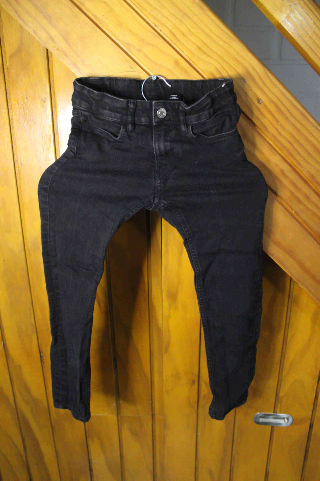 Pantalón jeans negro de niño
