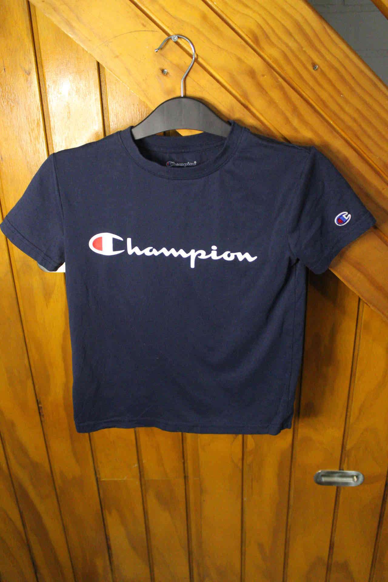 Polera azul Champion estampada
