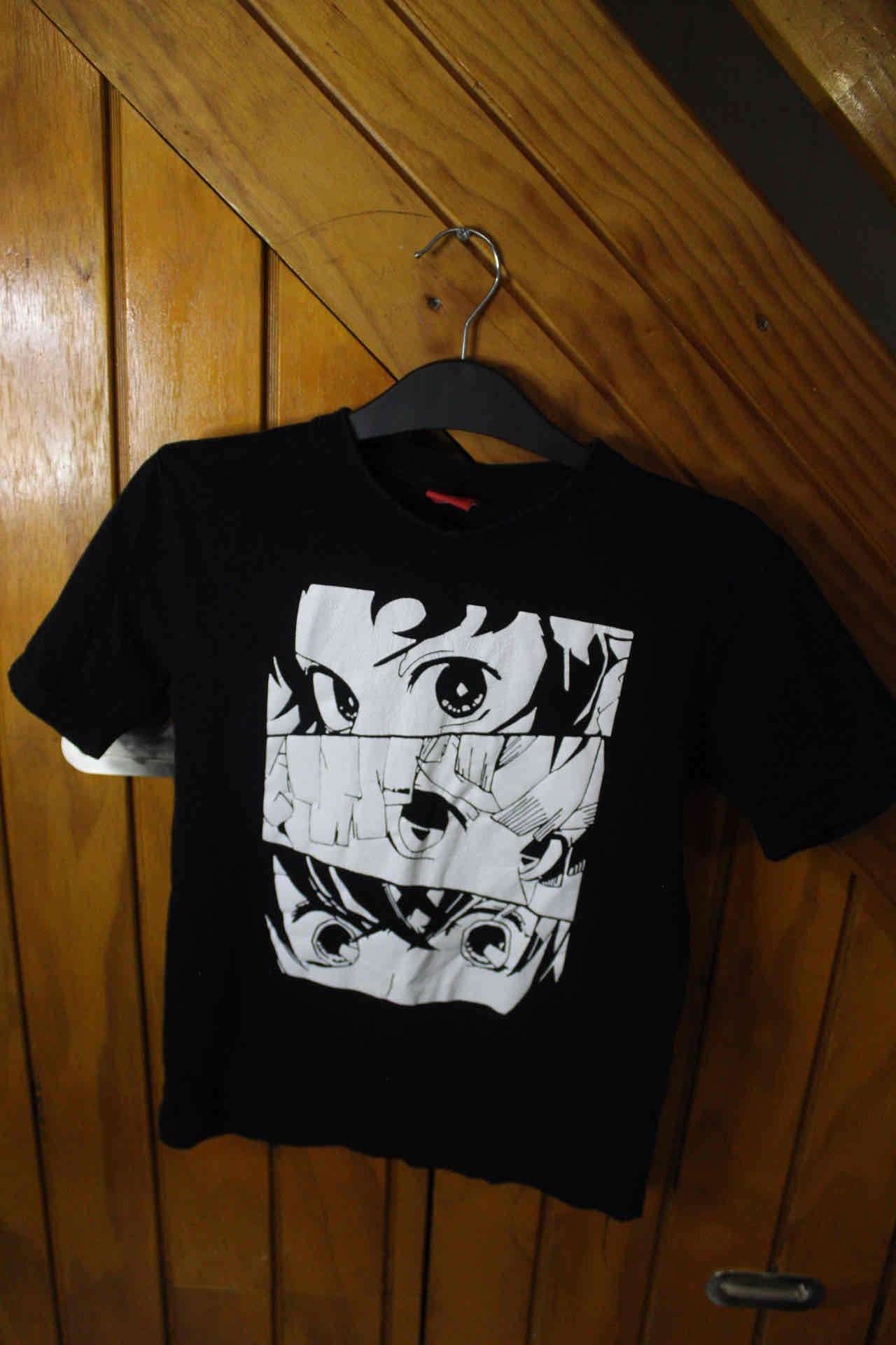 Polera negra con estampado anime