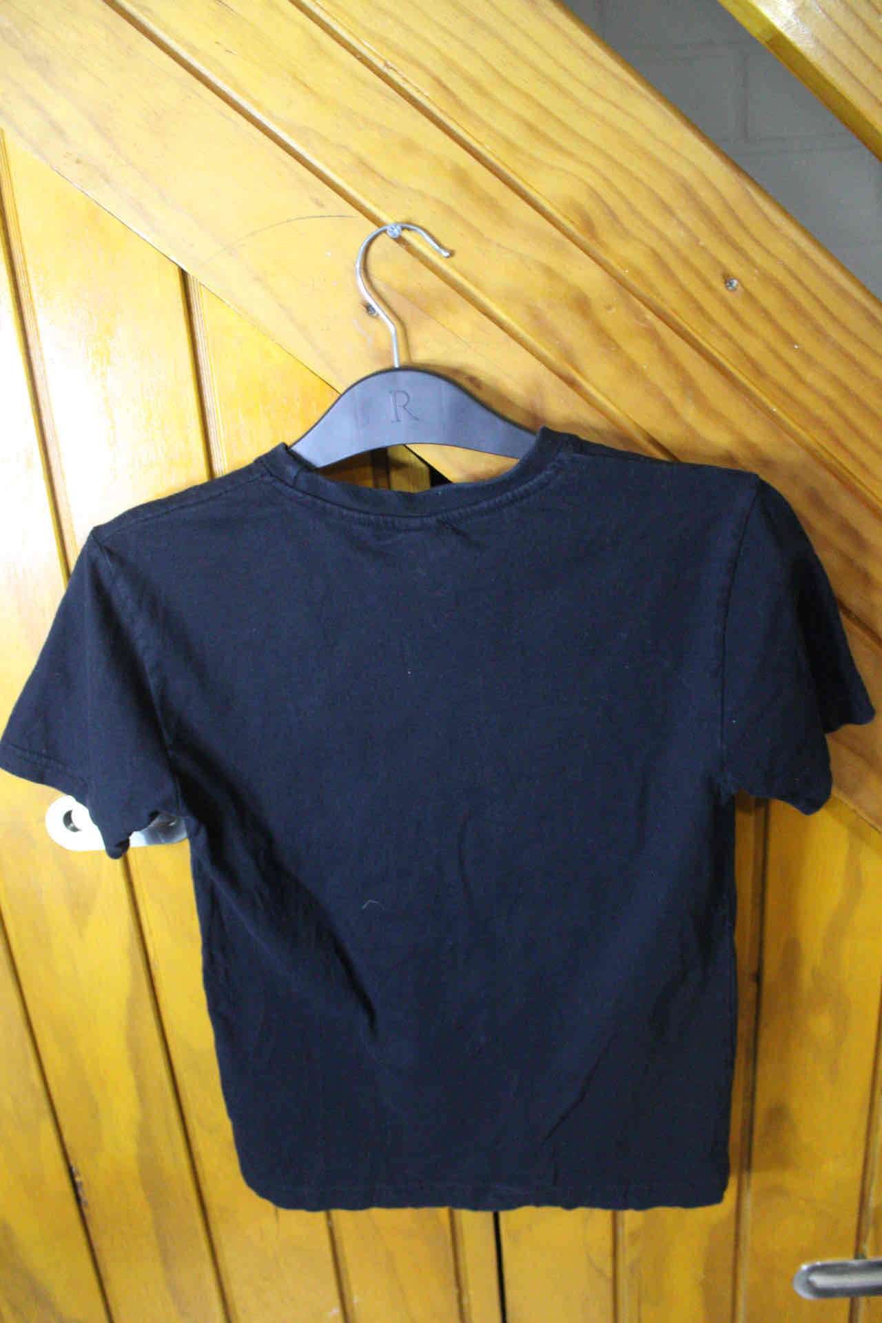 Polera negra con estampado anime - miniatura 2