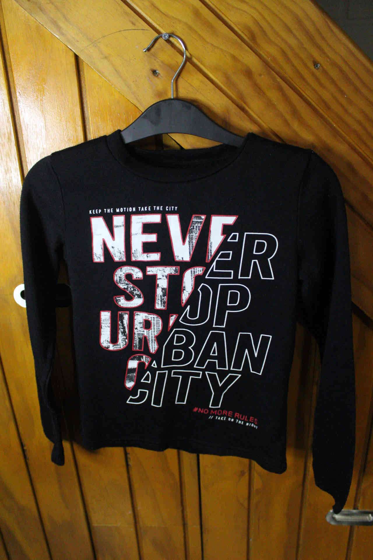 Polera negra diseño urbano