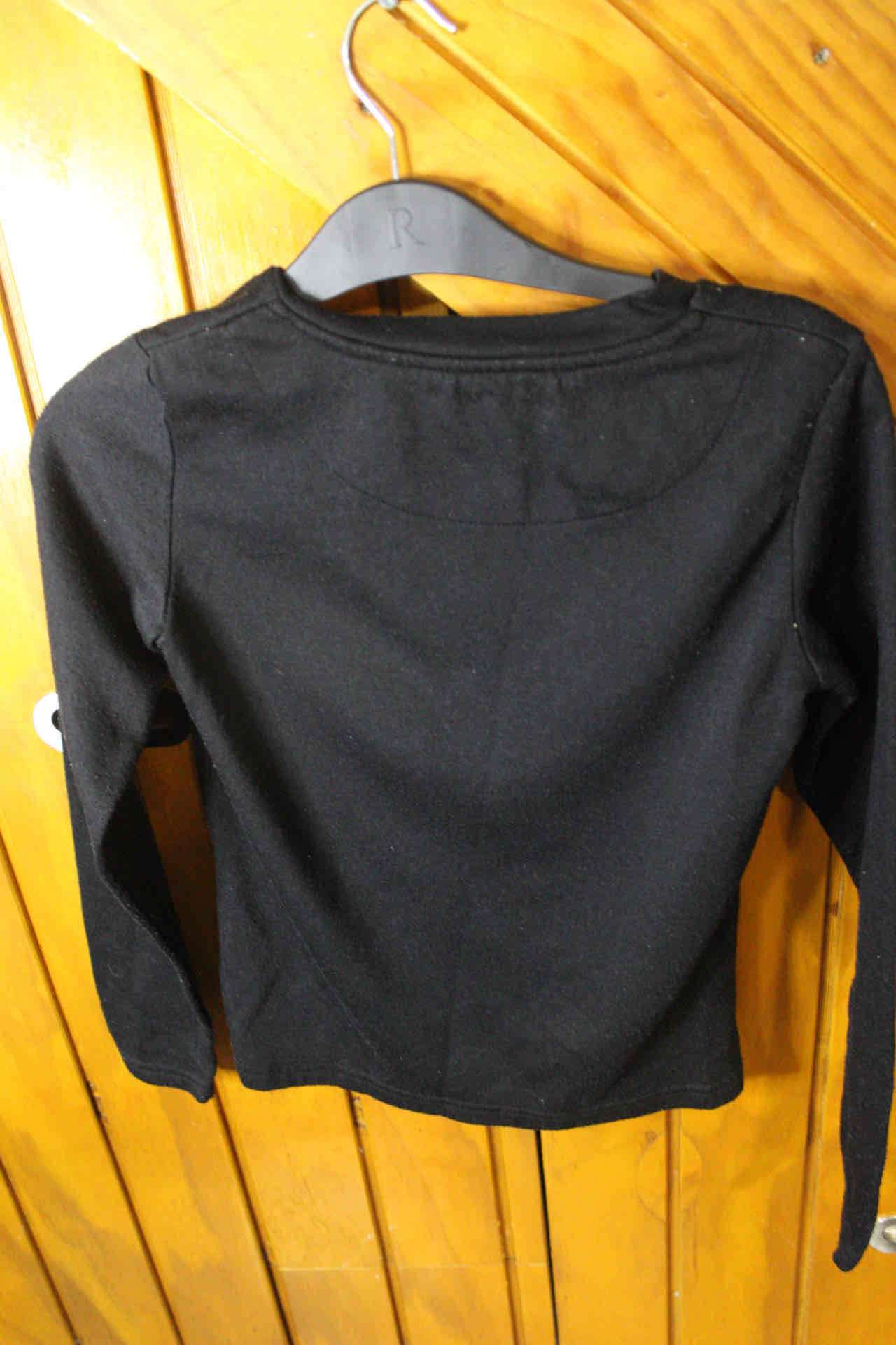 Polera negra diseño urbano - miniatura 2