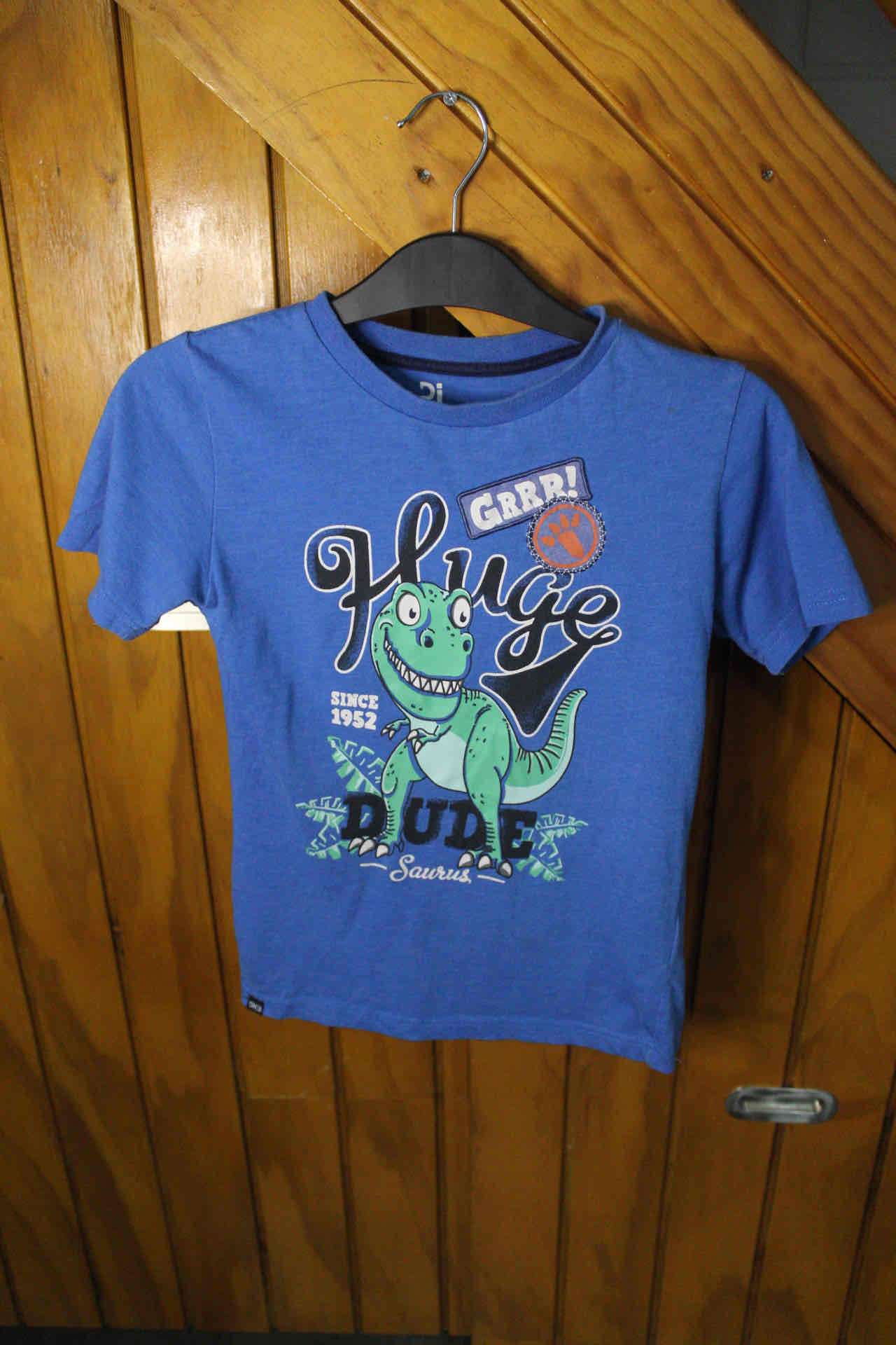 Polera azul con dinosaurio