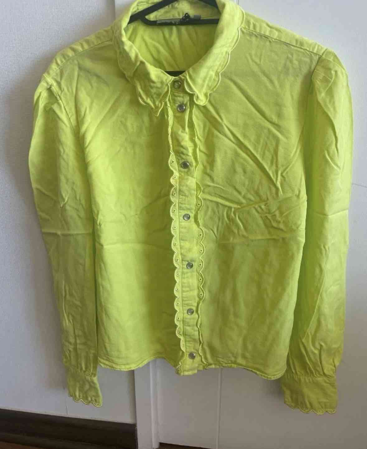 Blusa amarilla con volantes