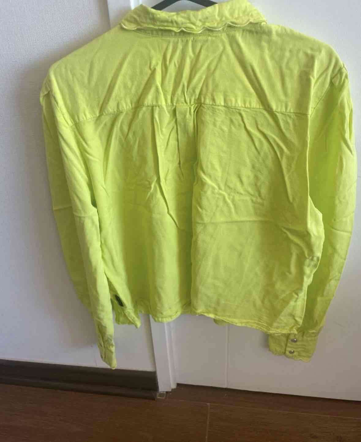 Blusa amarilla con volantes - miniatura 2