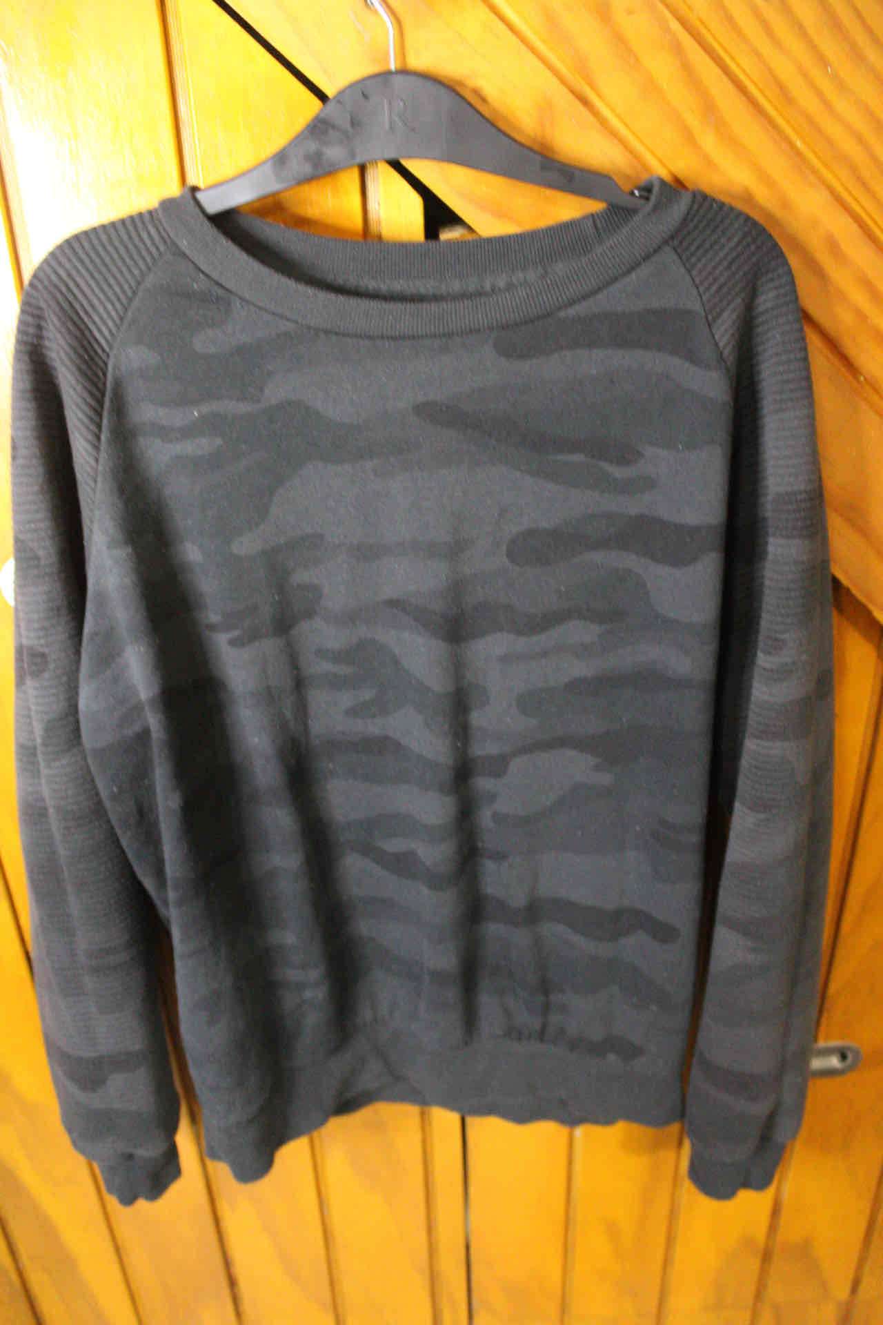 Suéter negro camuflado